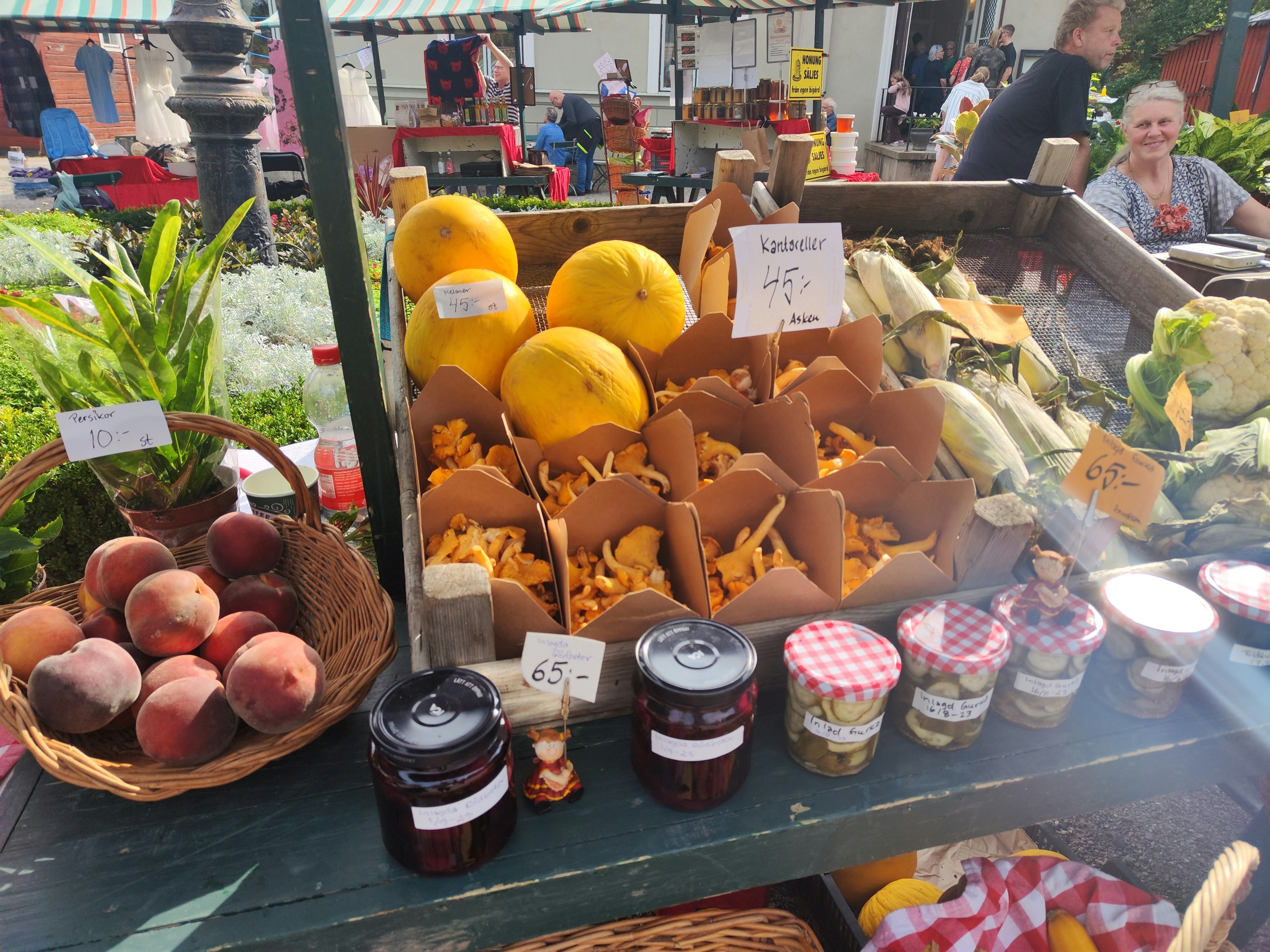 Puesto de mercado con frutas y verduras frescas