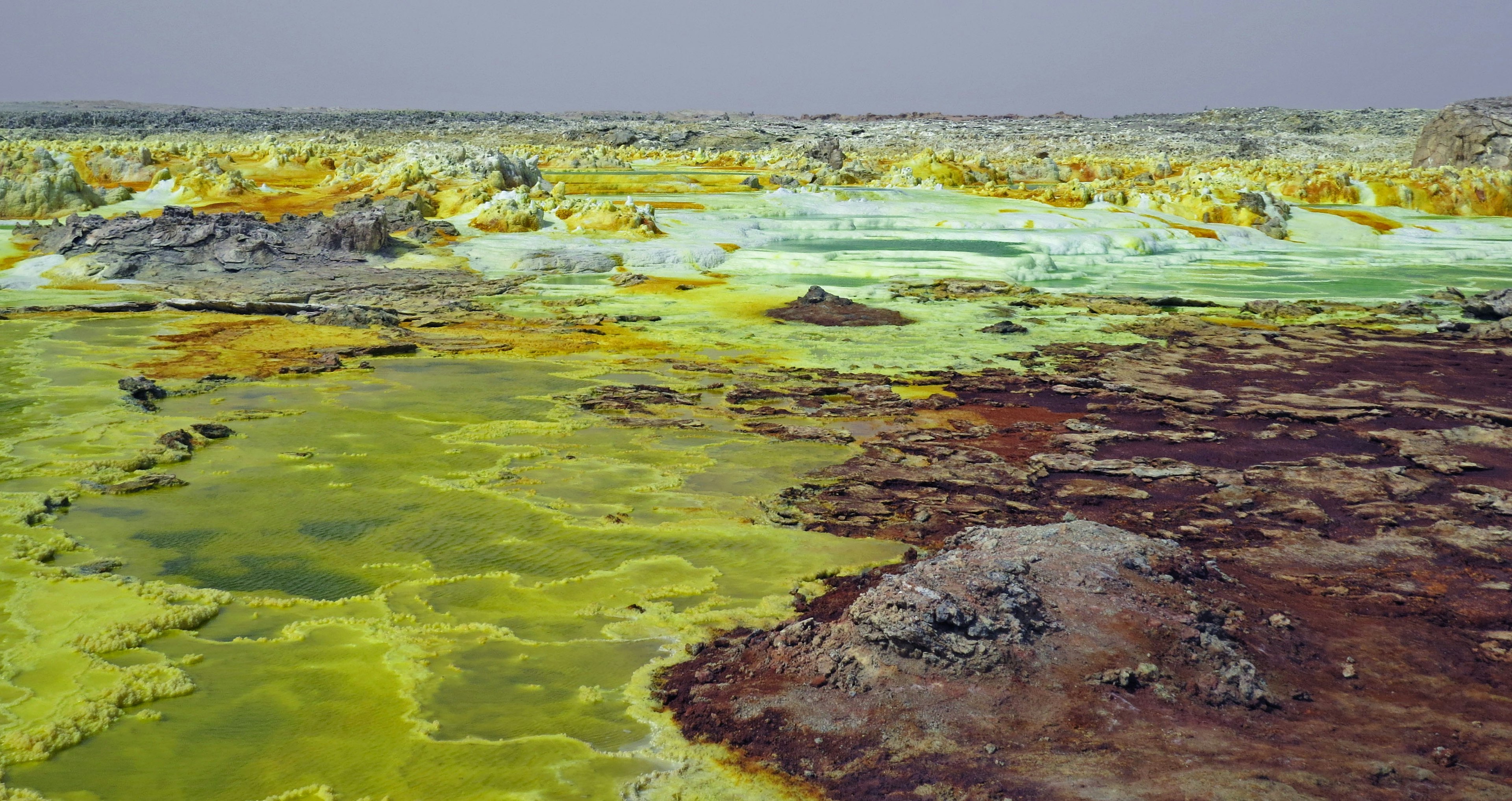 Paesaggio di zolfo unico con colori vivaci e terreno vario