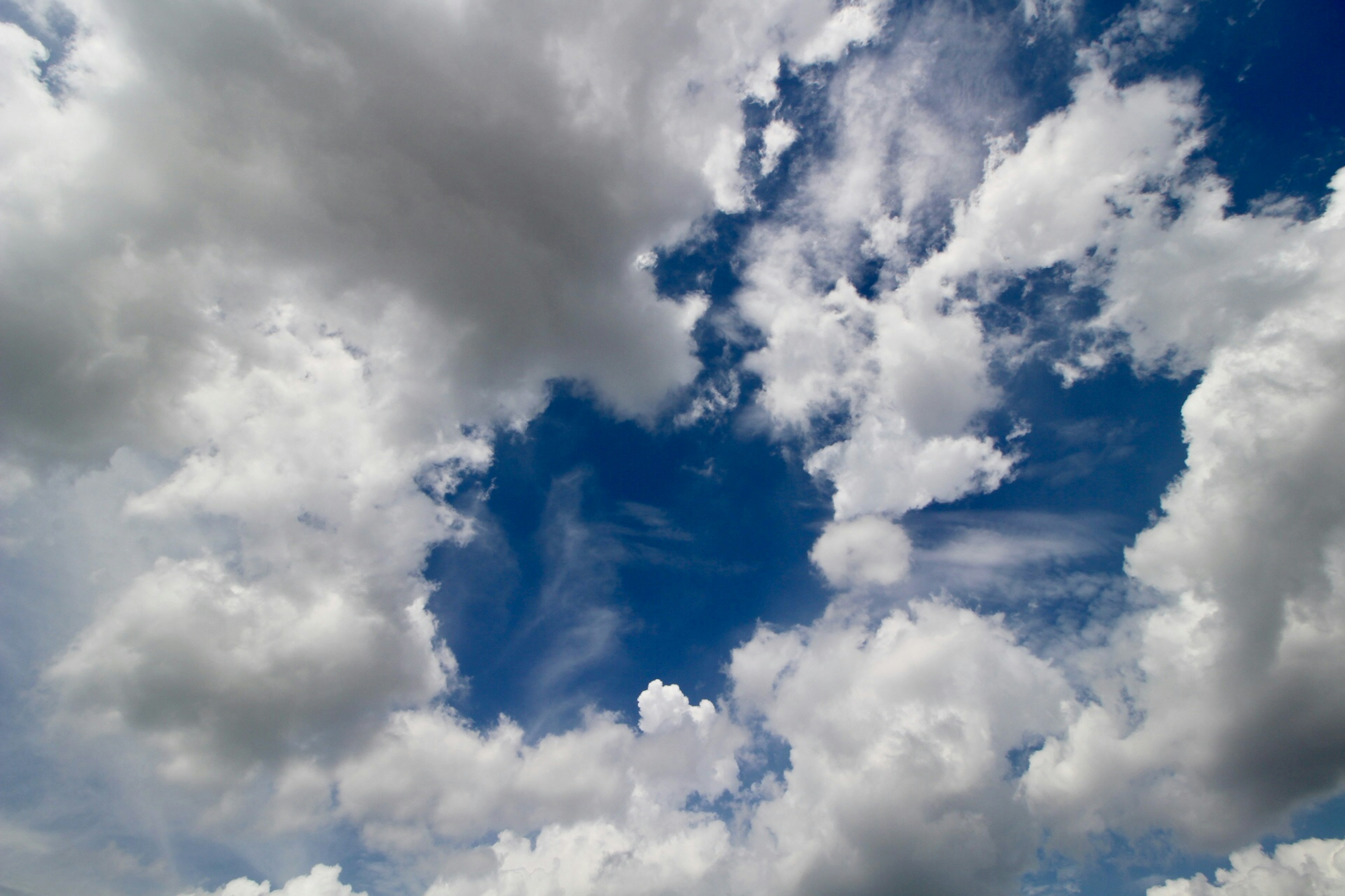 Vista impresionante del cielo azul con nubes blancas