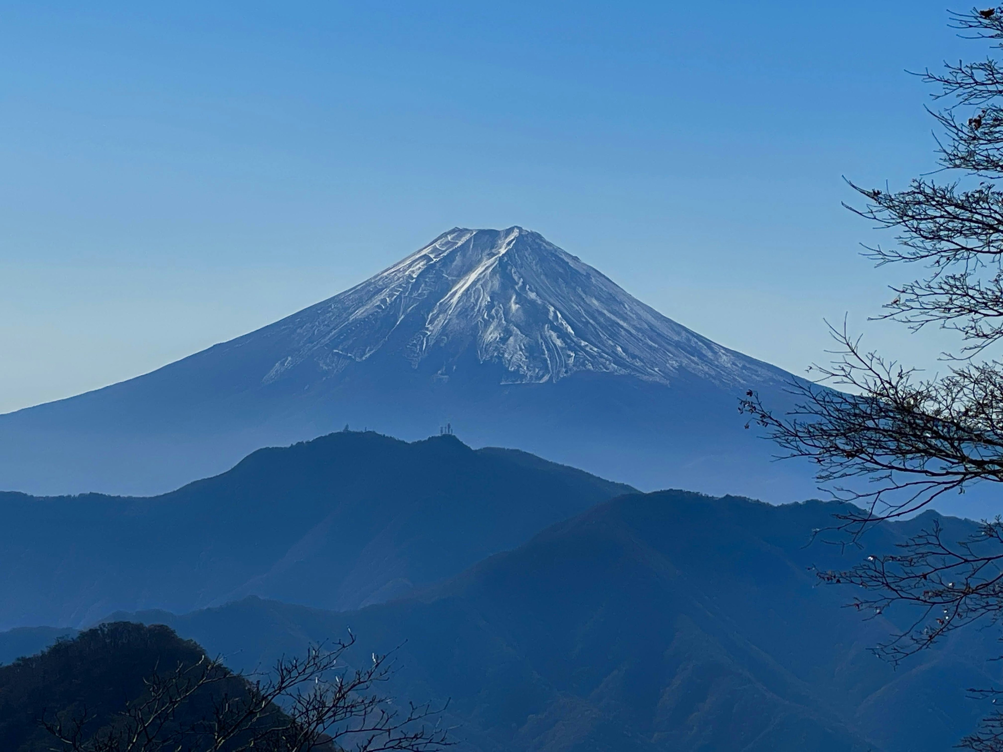 富士山の雪をかぶった頂上が青空に映える美しい風景