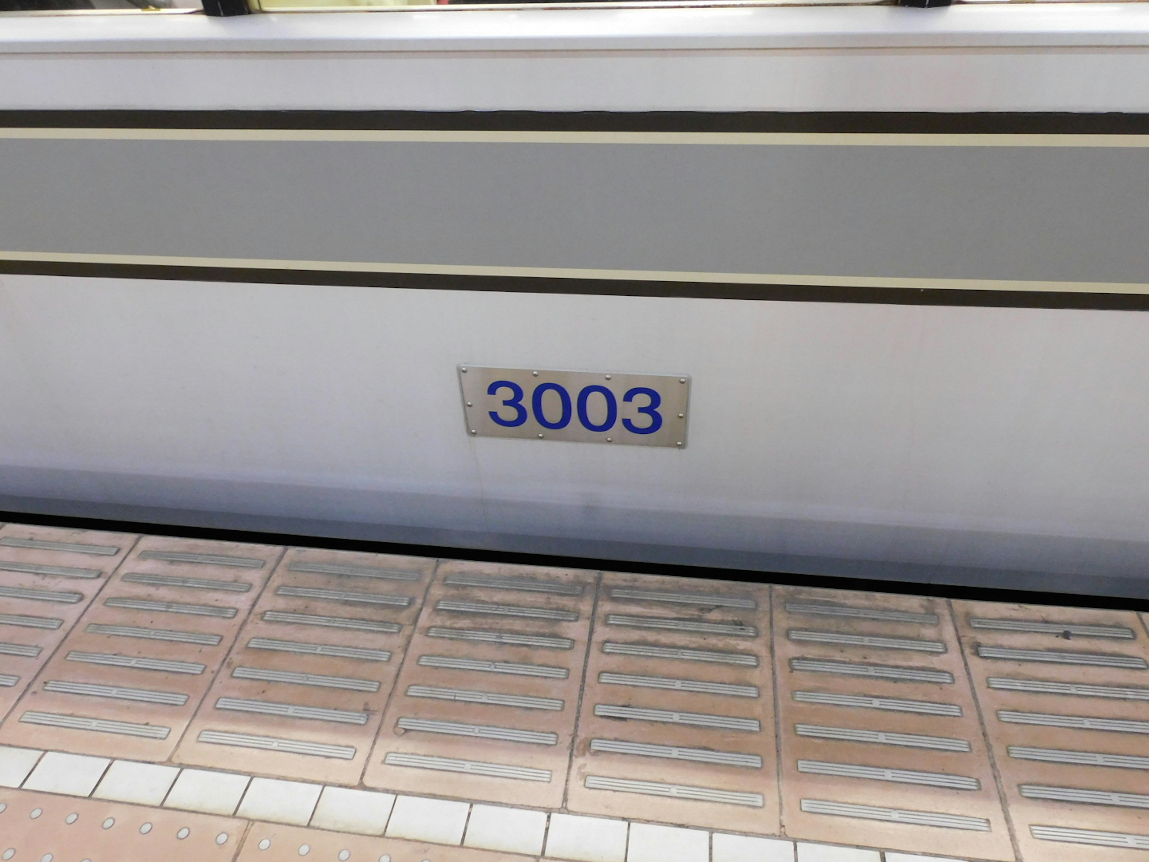 Image montrant le numéro de voiture de train 3003