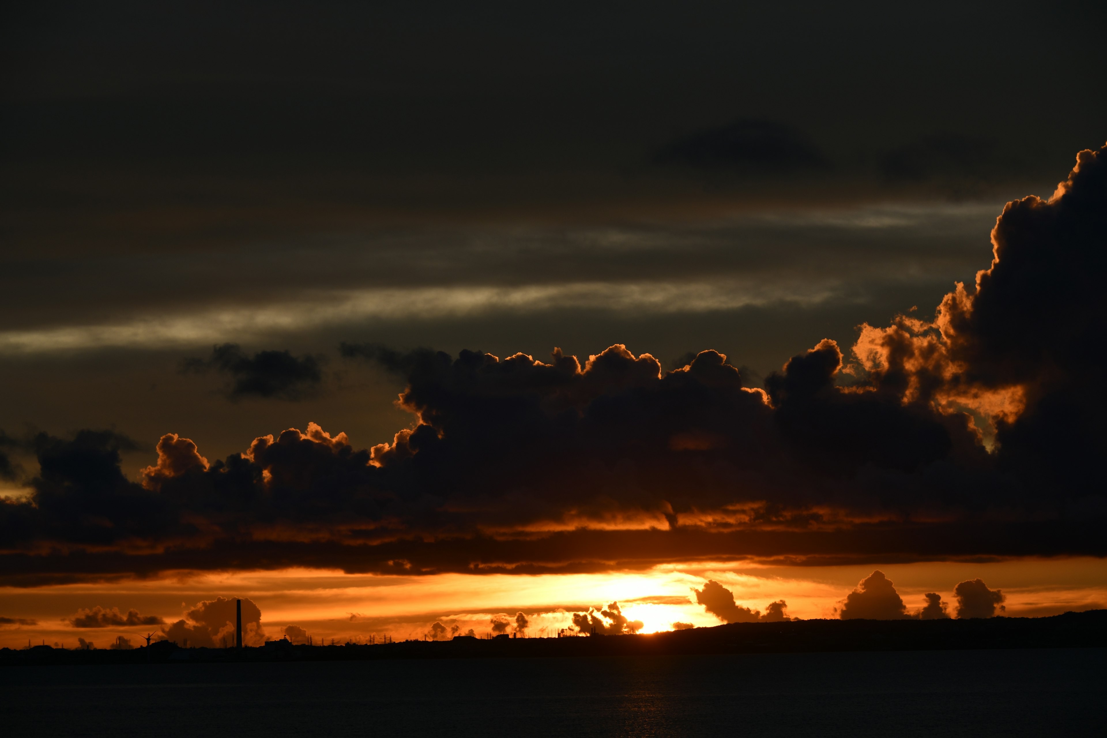 Superbe coucher de soleil brillant à travers les nuages