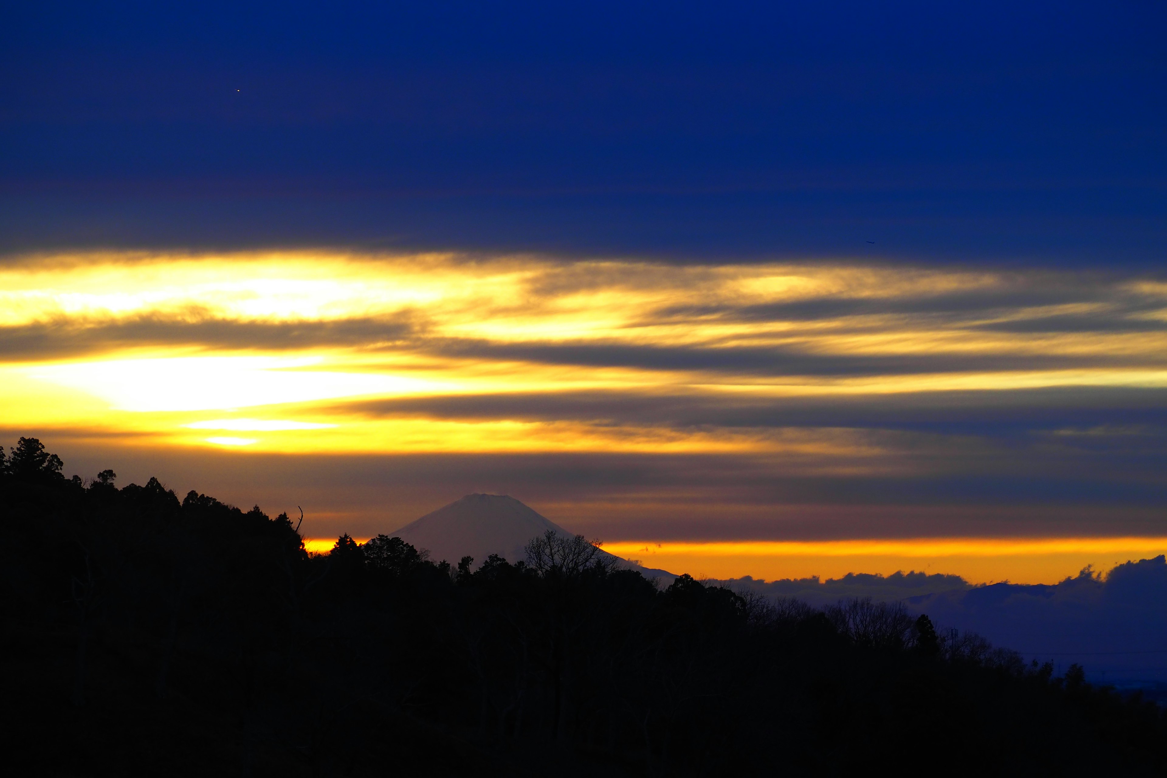 Schöner Sonnenuntergang mit Bergsilhouette