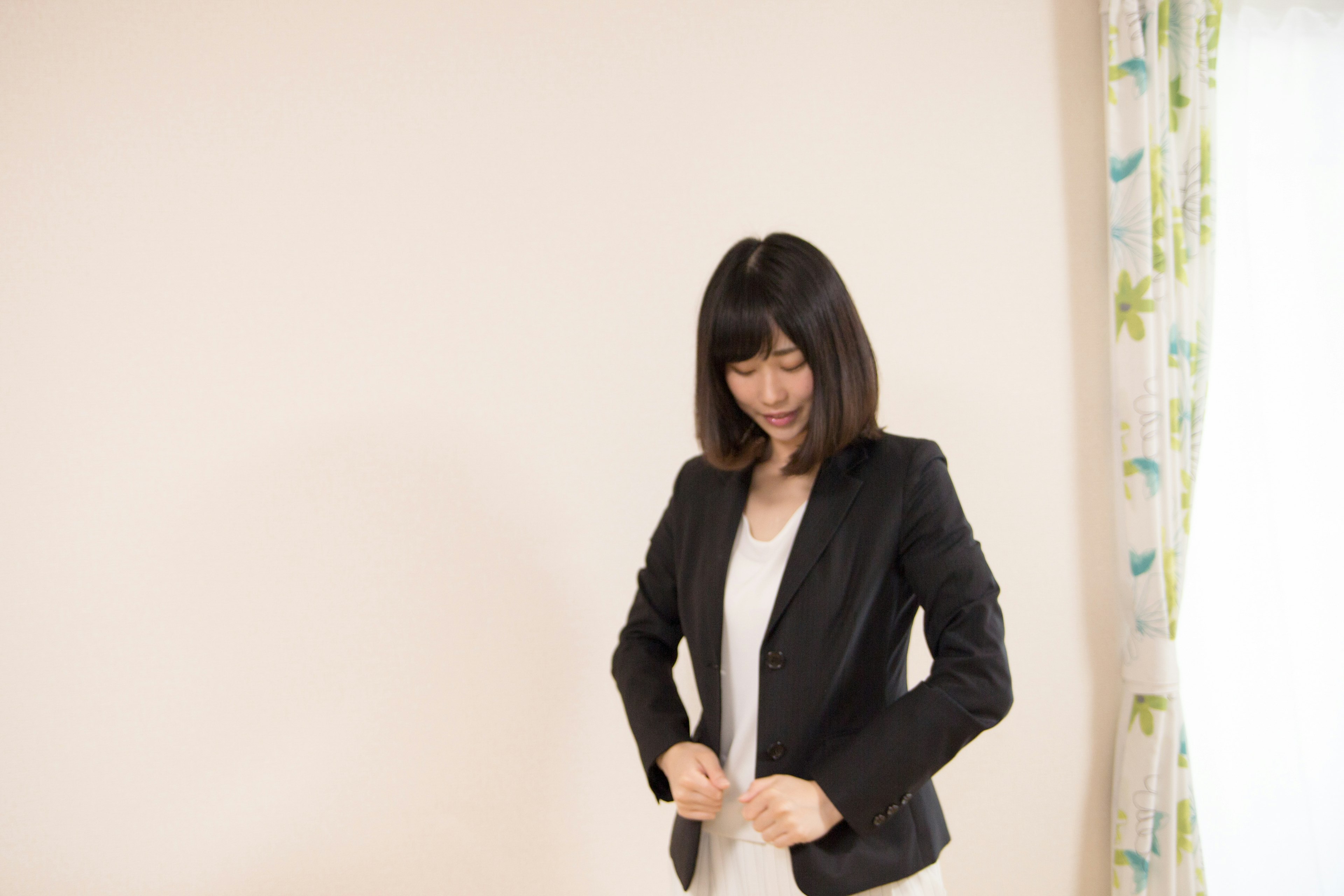 Mujer preparándose para usar un blazer