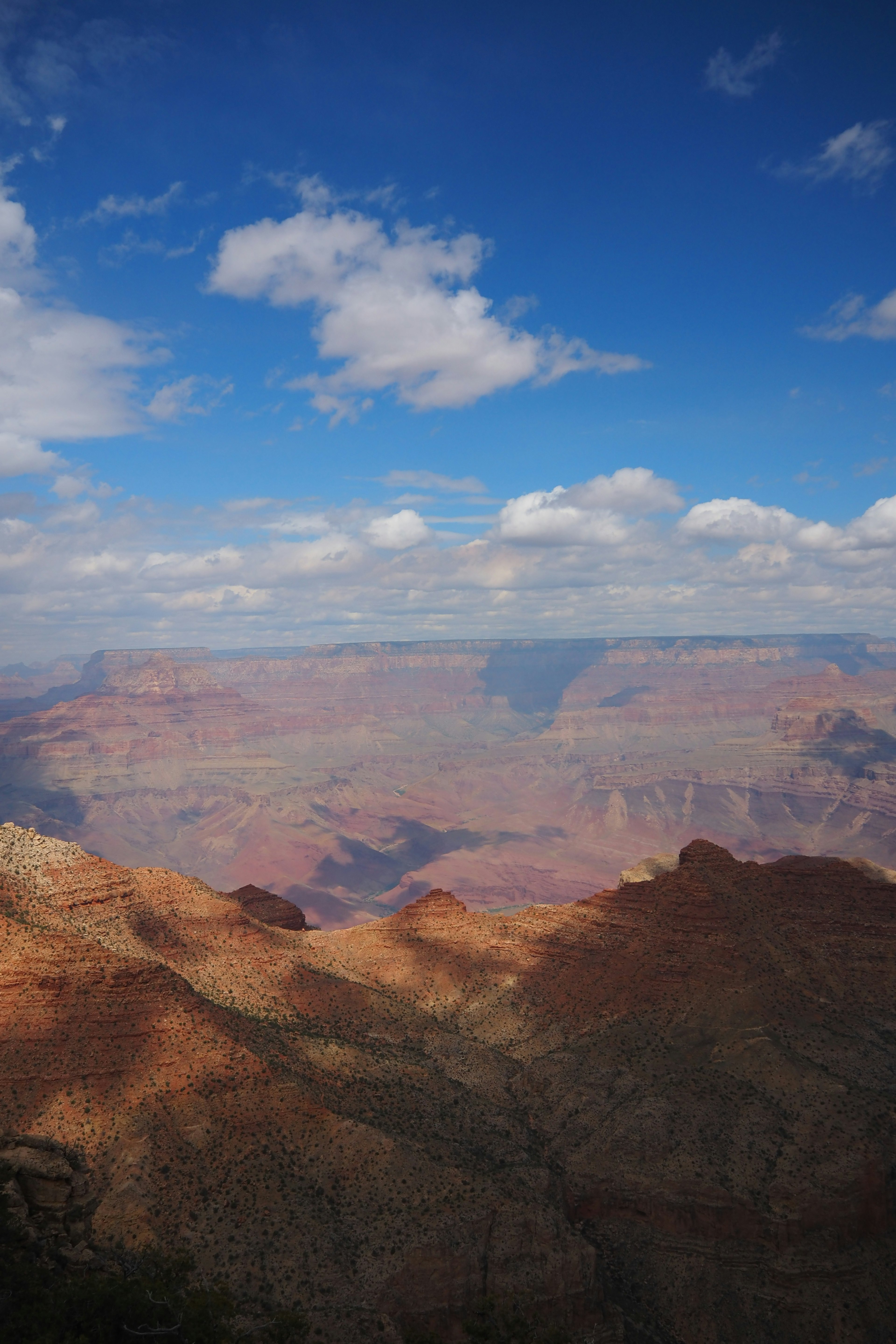 Pemandangan menakjubkan dari Grand Canyon dengan langit biru dan awan