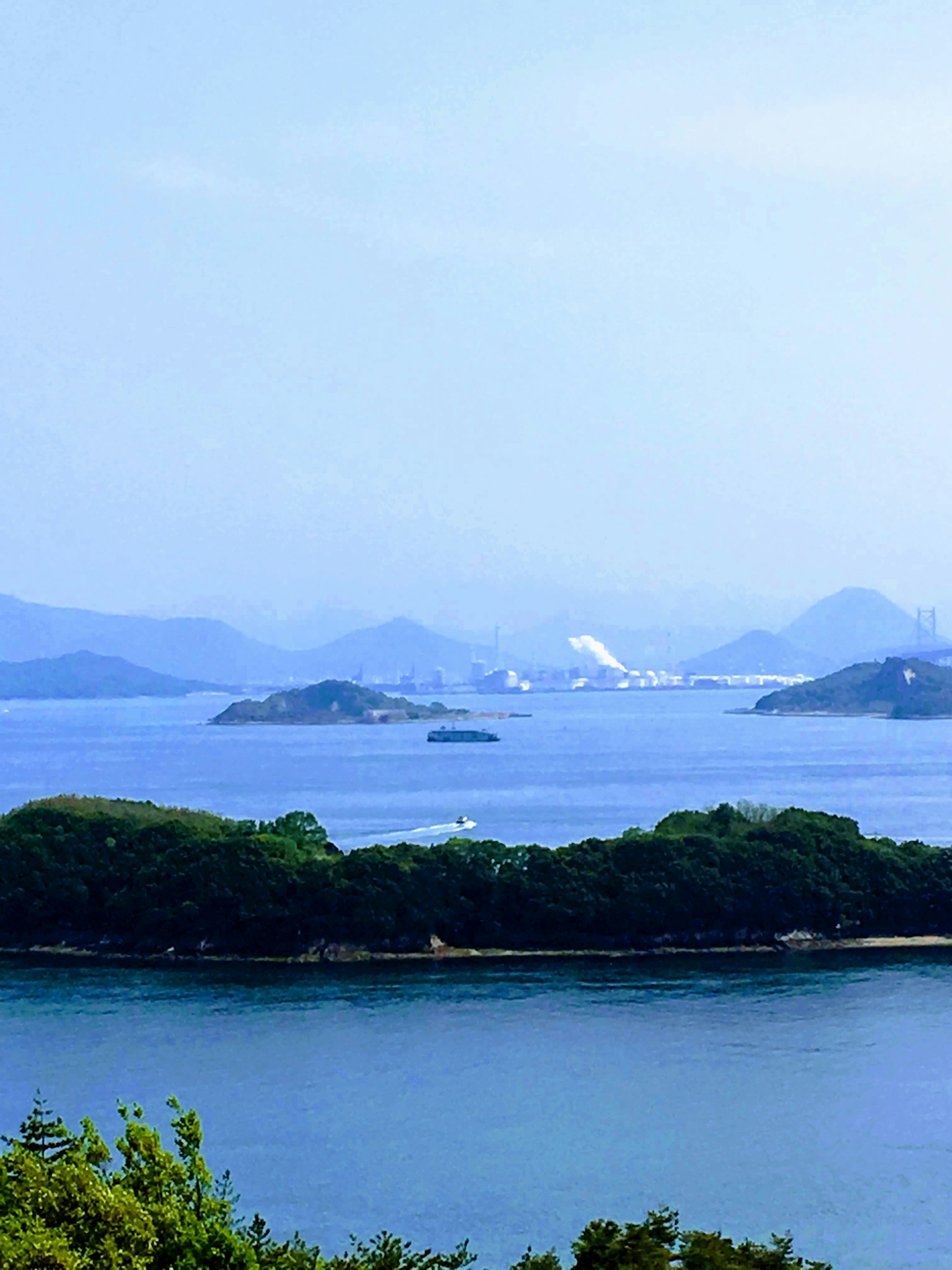 青い海と島々が広がる風景の画像