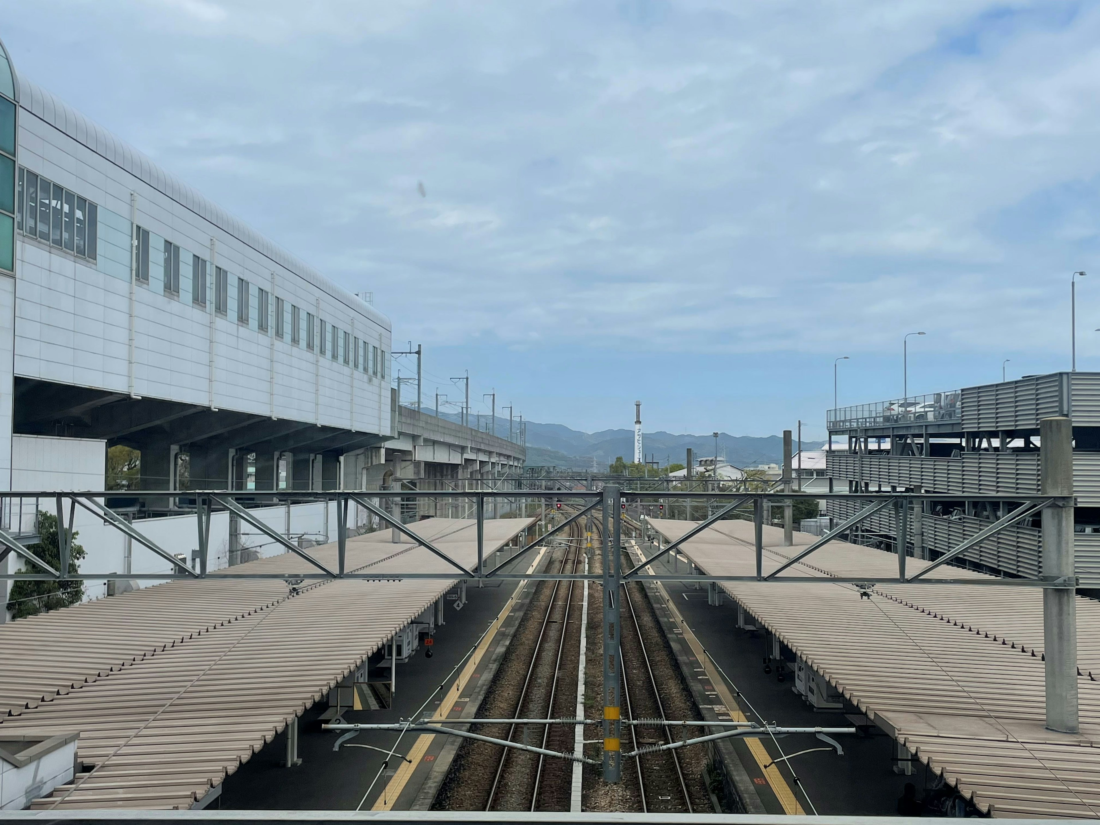 Vista dei binari ferroviari e della struttura della stazione