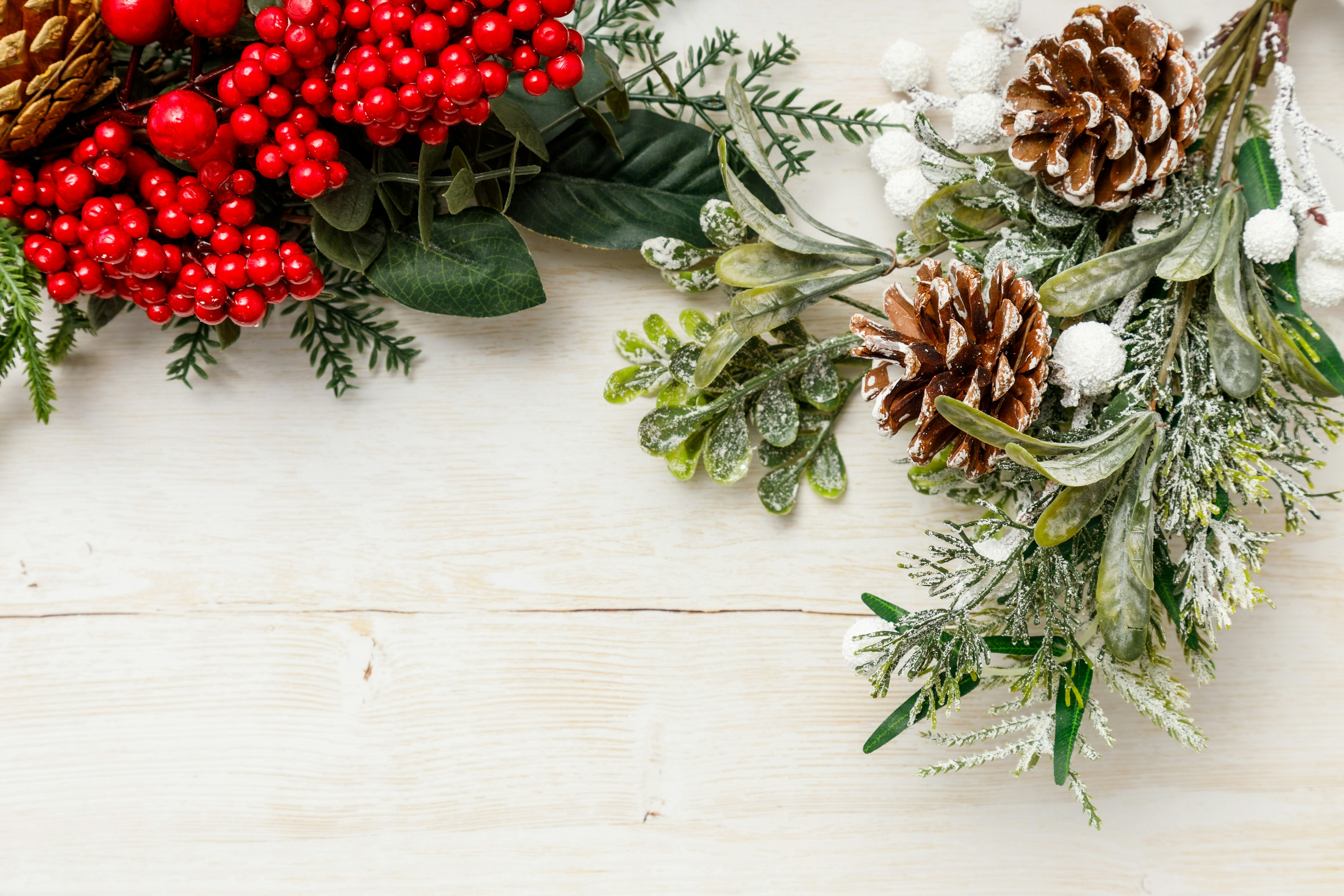 Decorazione natalizia con bacche rosse e pigne