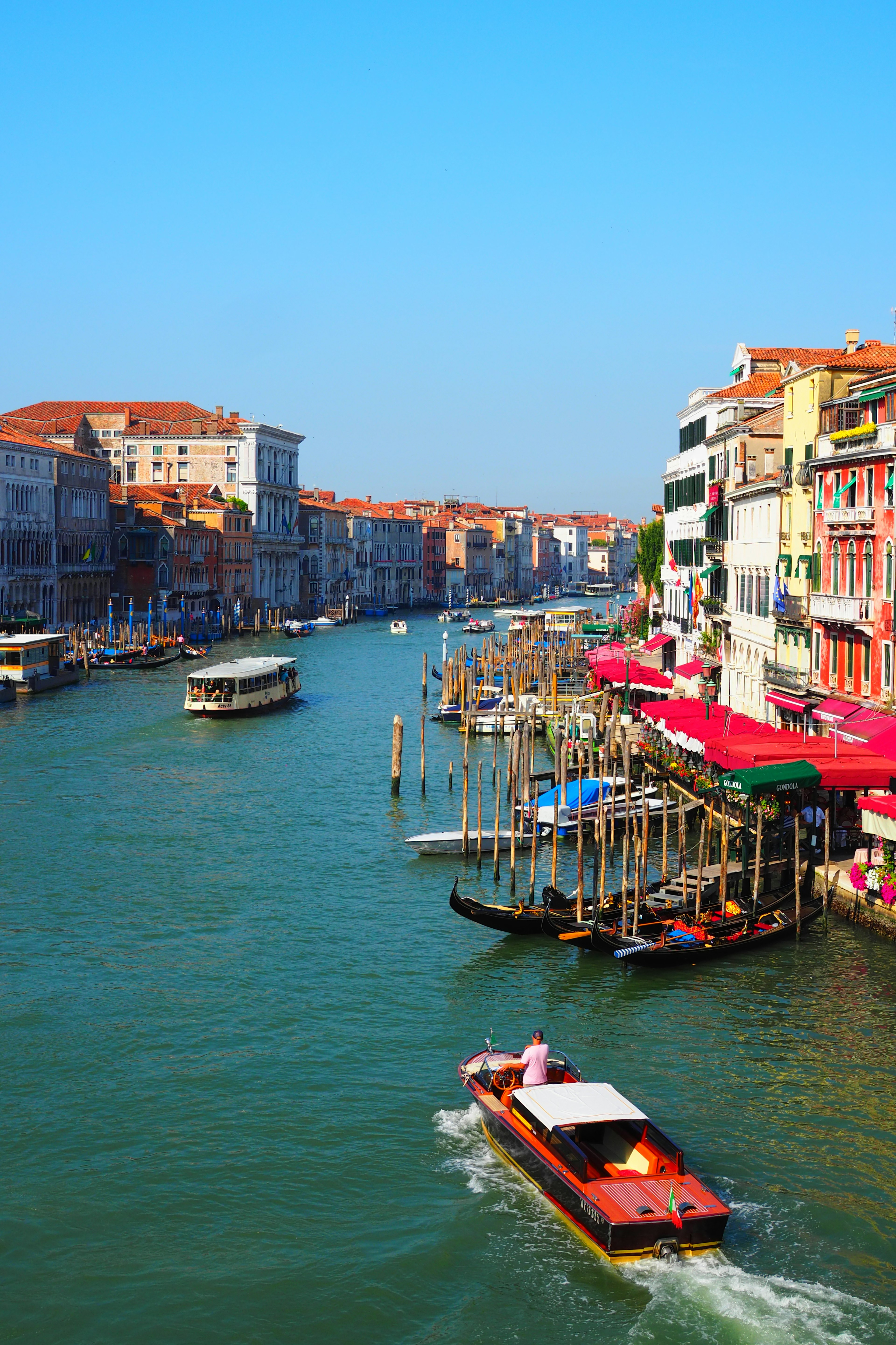 Edificios coloridos a lo largo del canal veneciano con botes