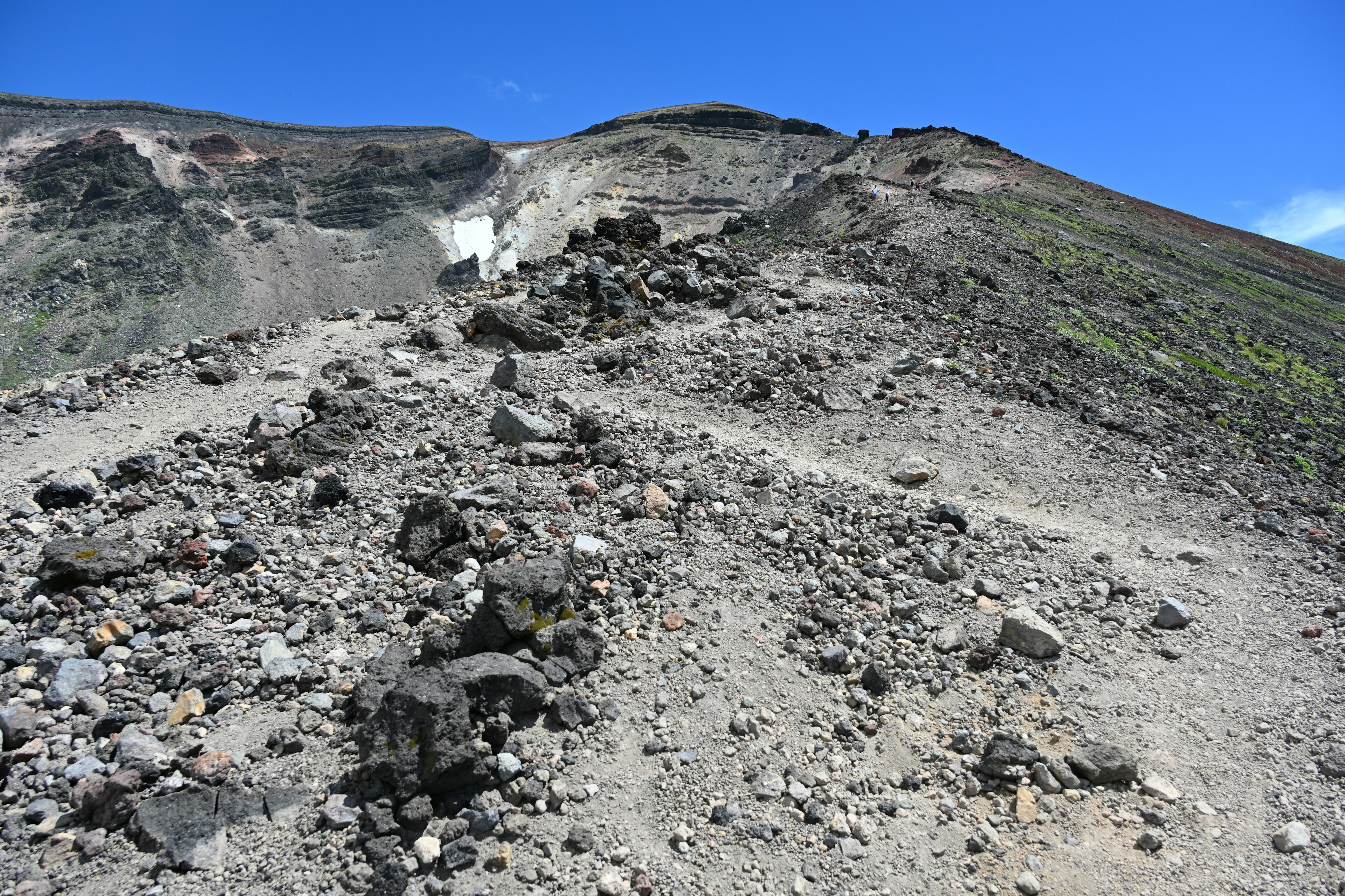 火山の荒れた斜面と岩石の道