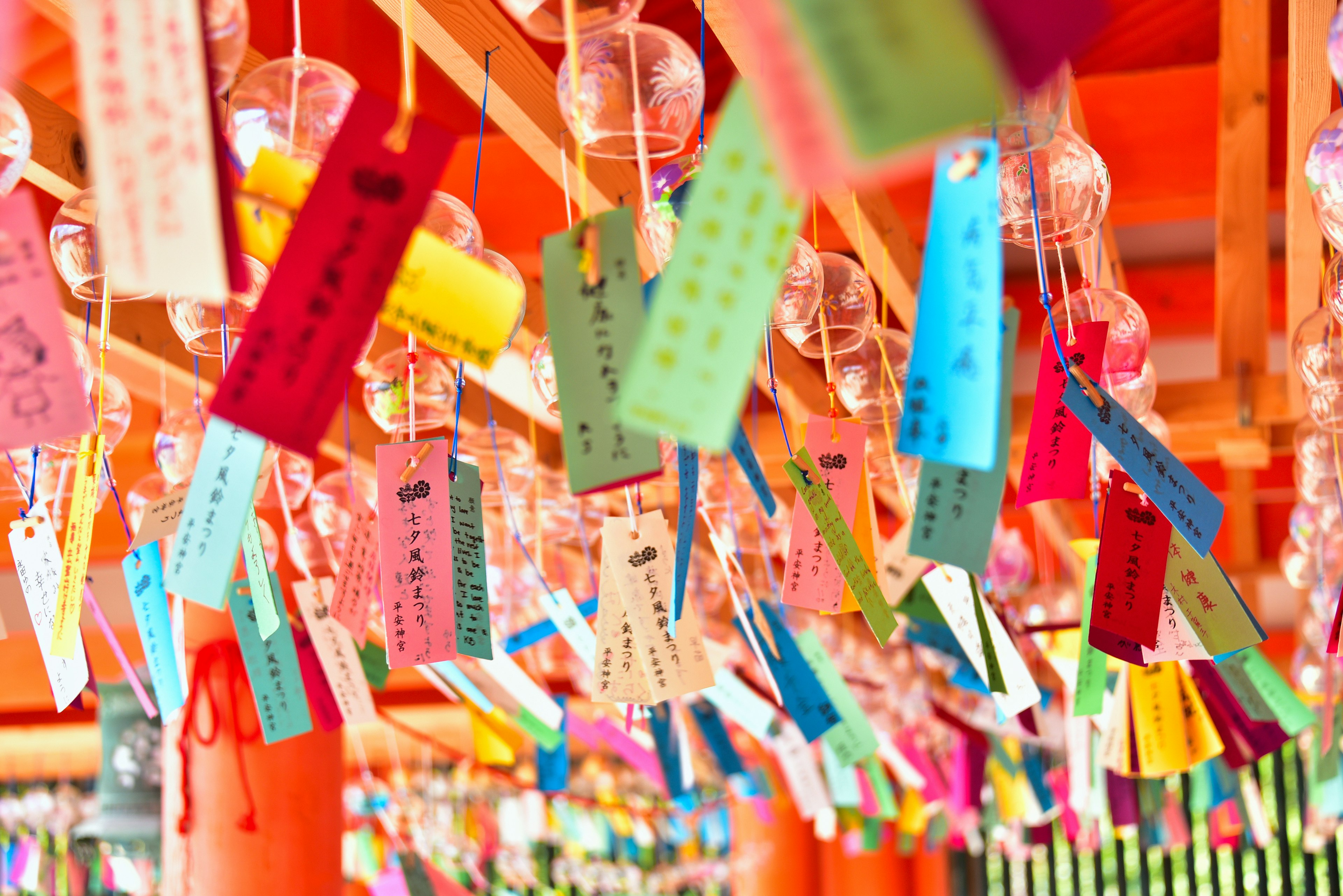 Bandes de papier colorées suspendues à des carillons dans un cadre vibrant