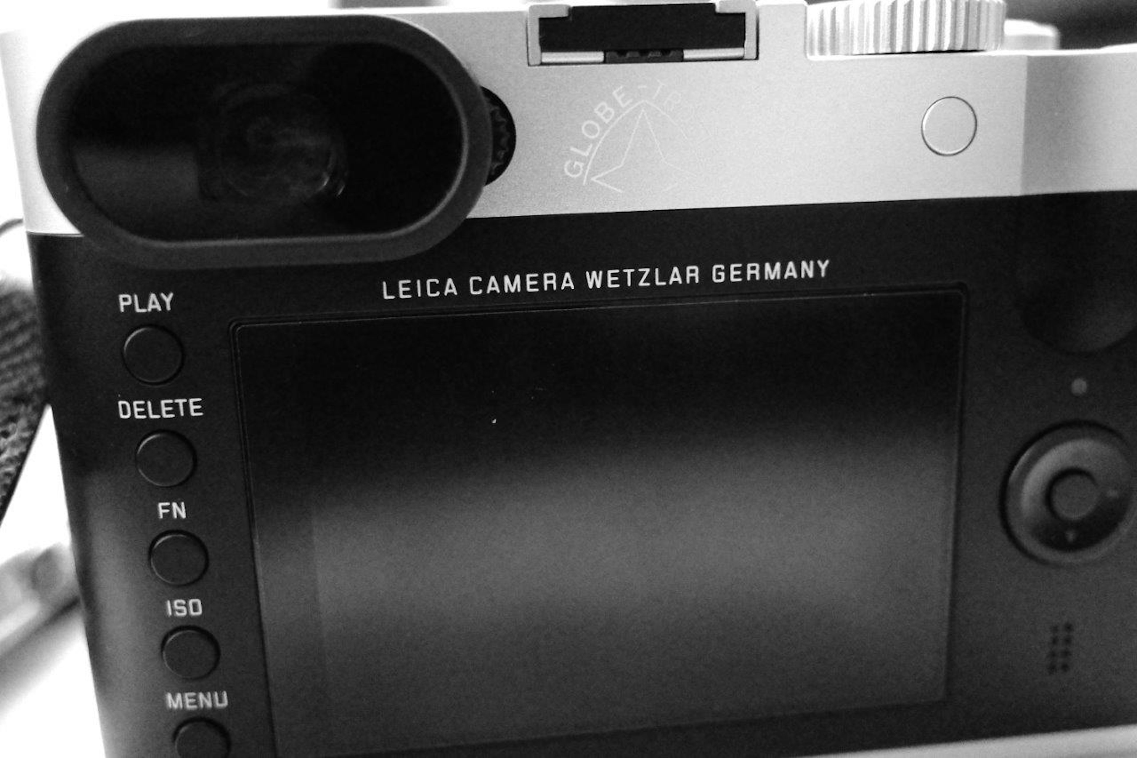 Rückansicht einer Leica-Kamera mit Tasten und Branding