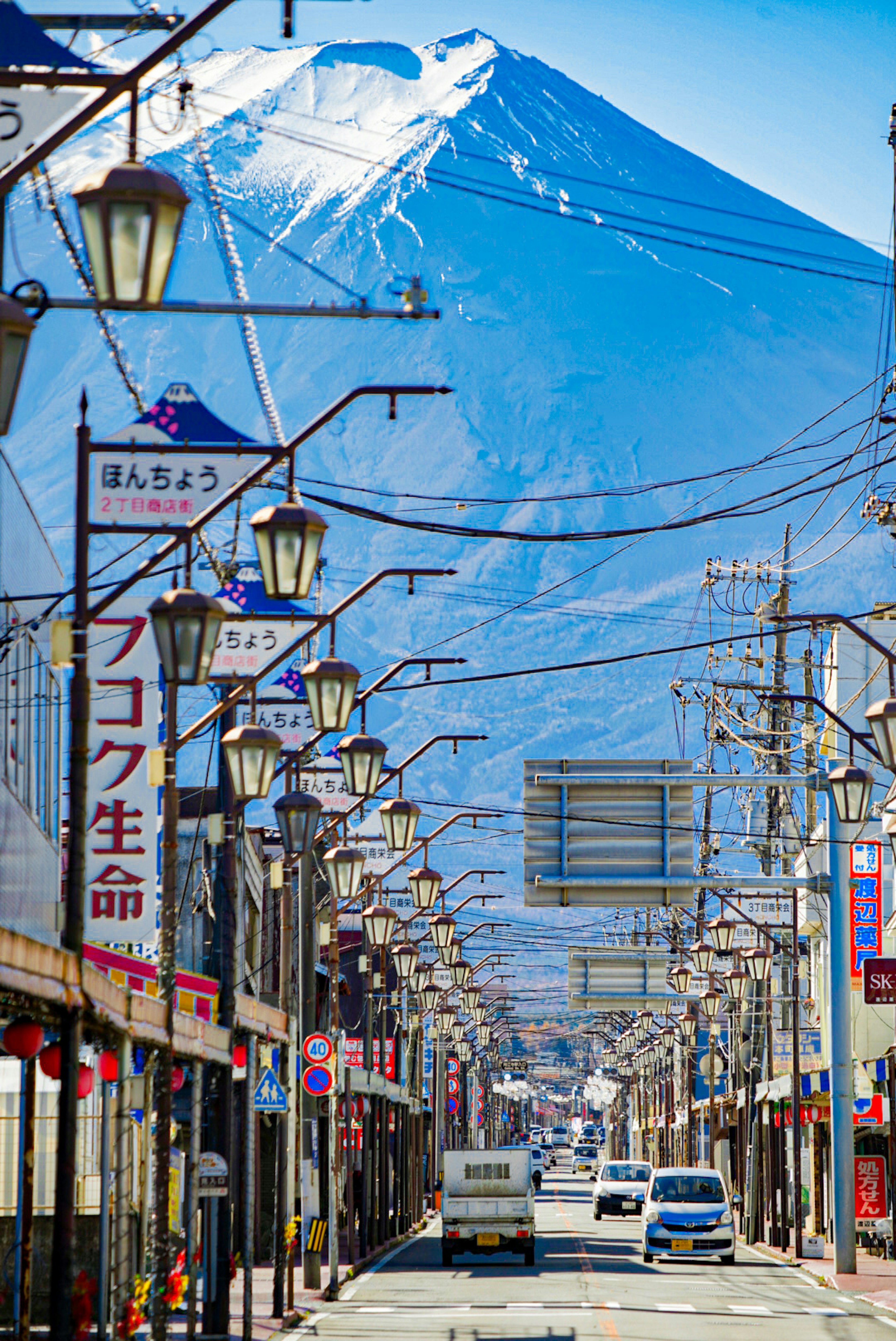 Vue pittoresque d'une rue calme avec le mont Fuji en arrière-plan