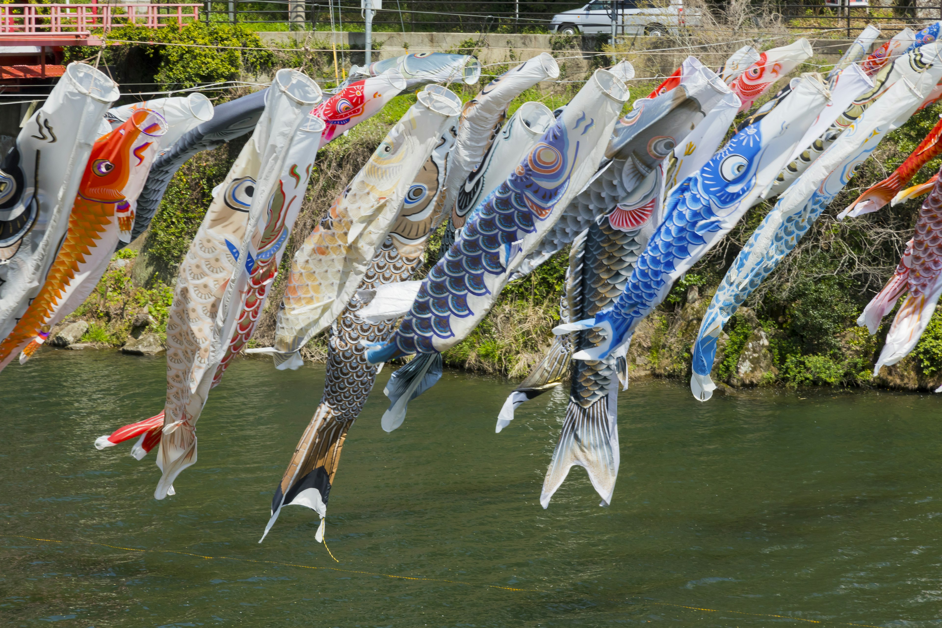 Bendera koinobori yang digantung di atas sungai