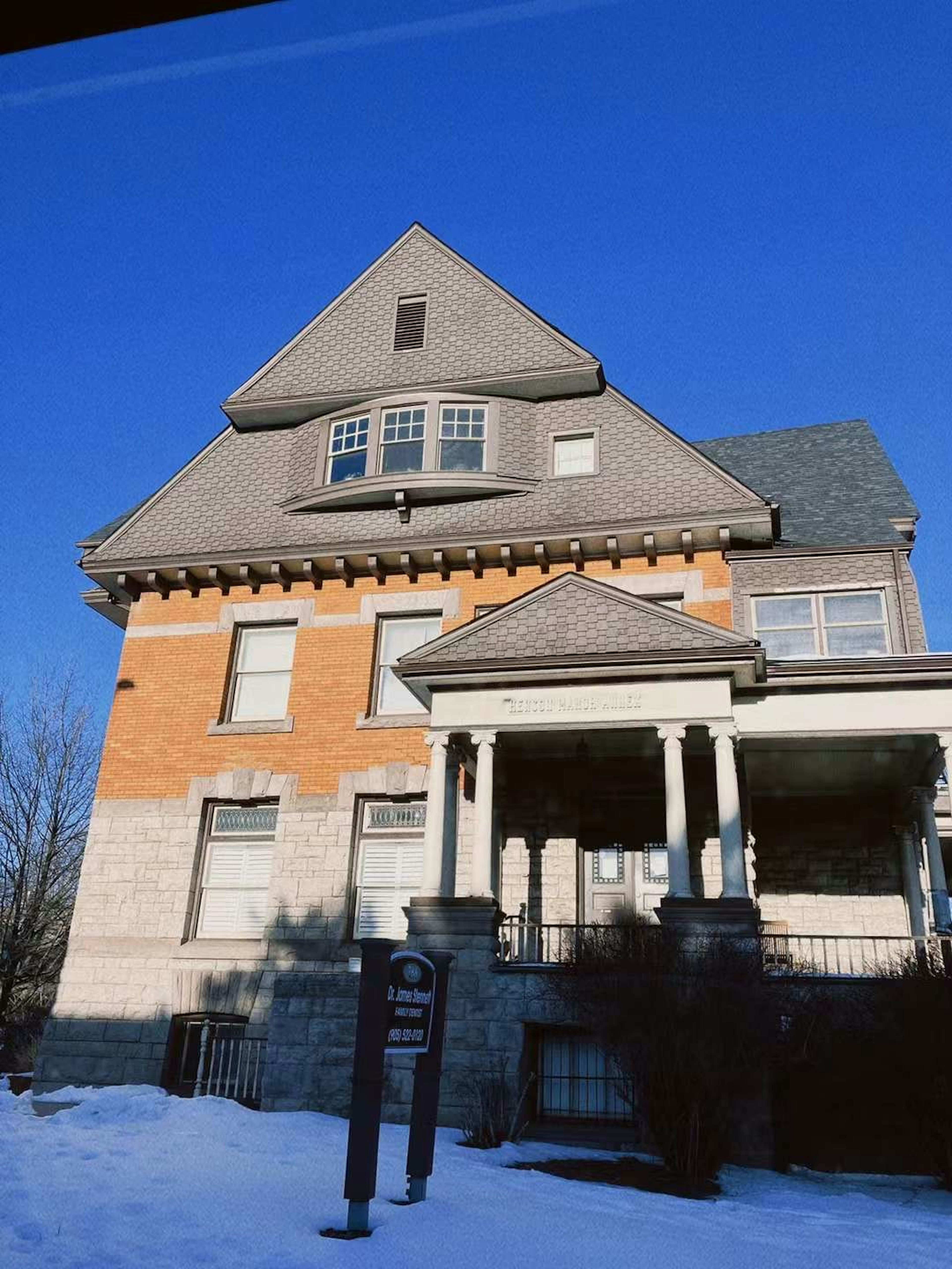 Casa histórica de ladrillo bajo un cielo azul invernal