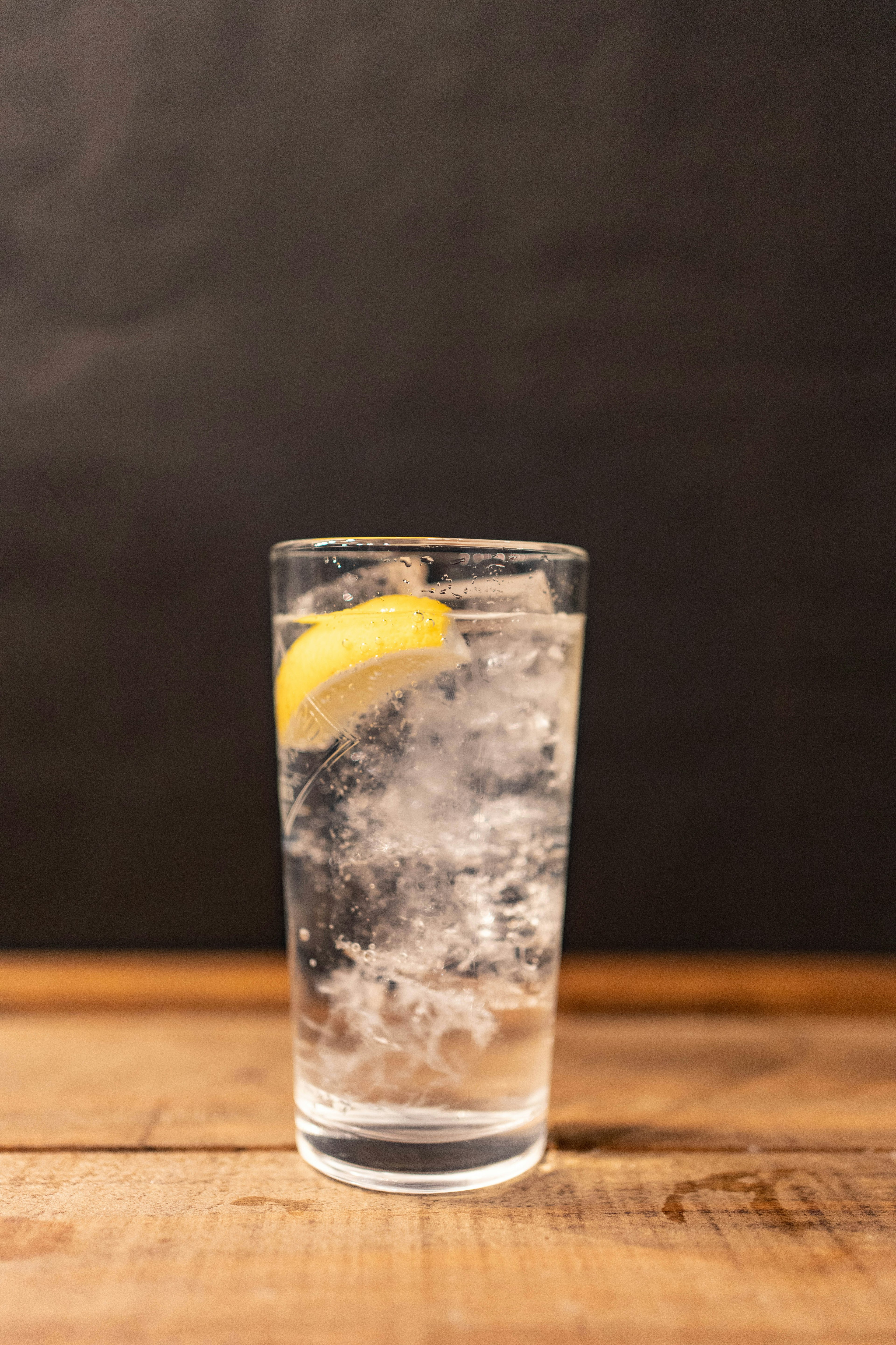 Vaso de agua con limón y hielo