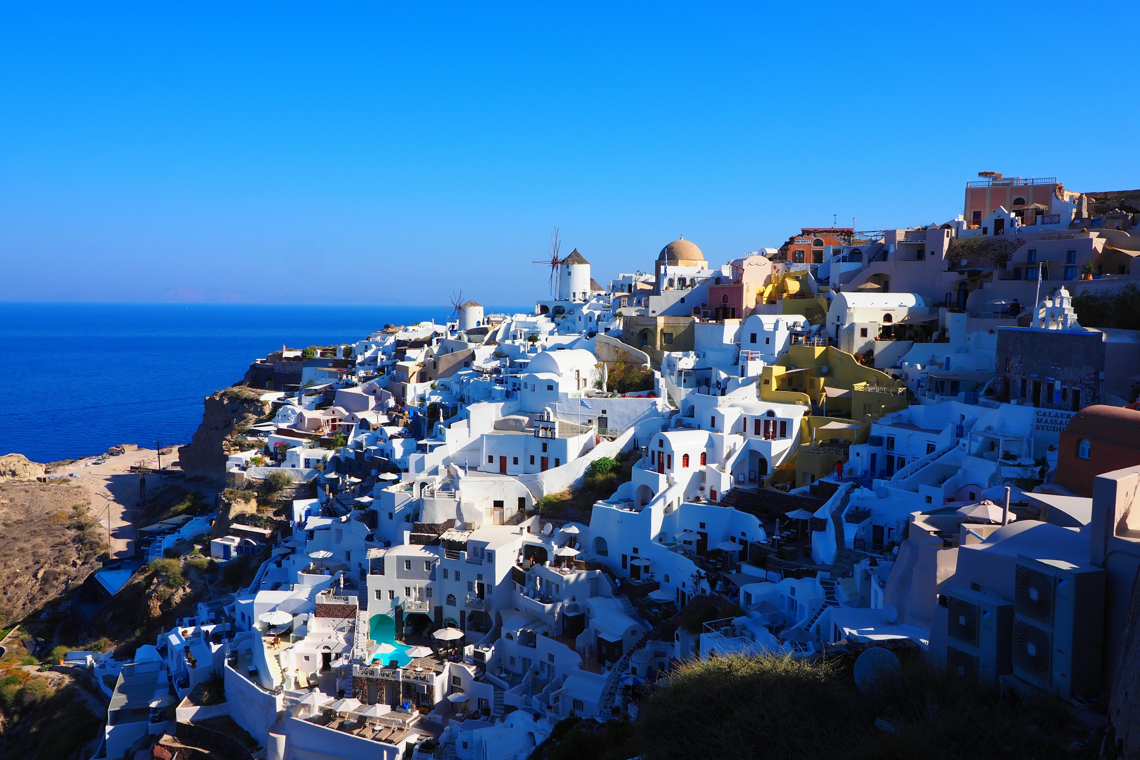 Malersicher Blick auf die weißen Häuser von Santorini mit Blick auf die Ägäis