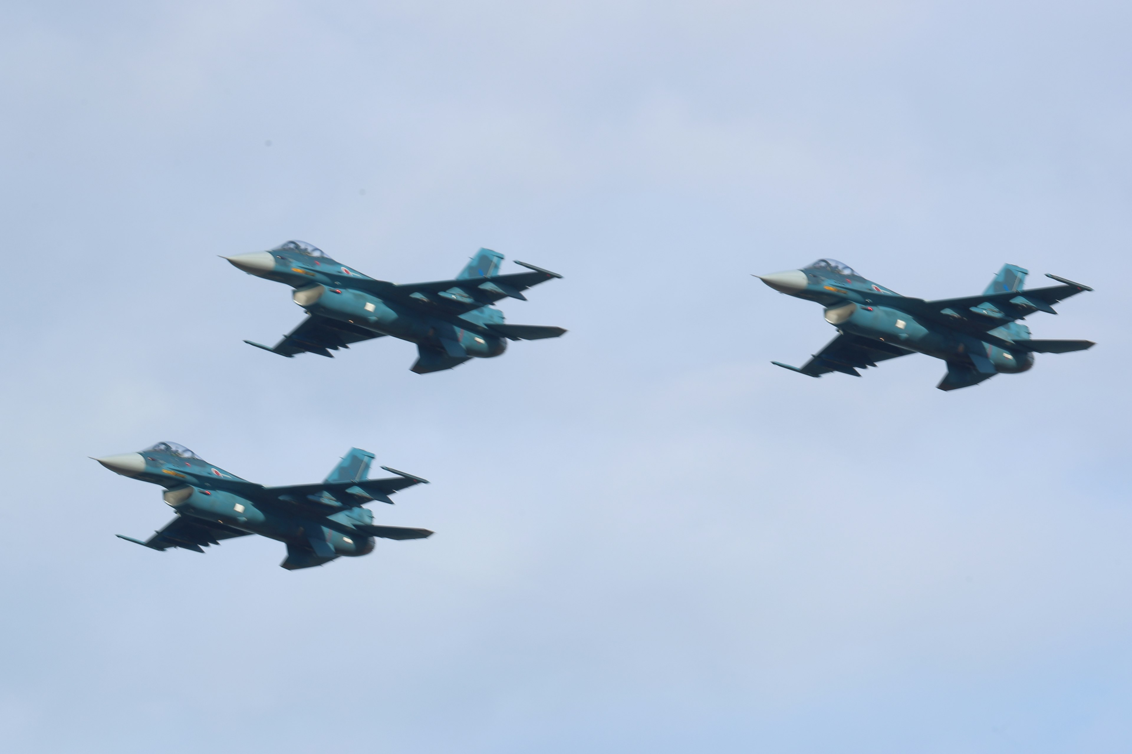 Tres aviones de combate volando en formación en el cielo