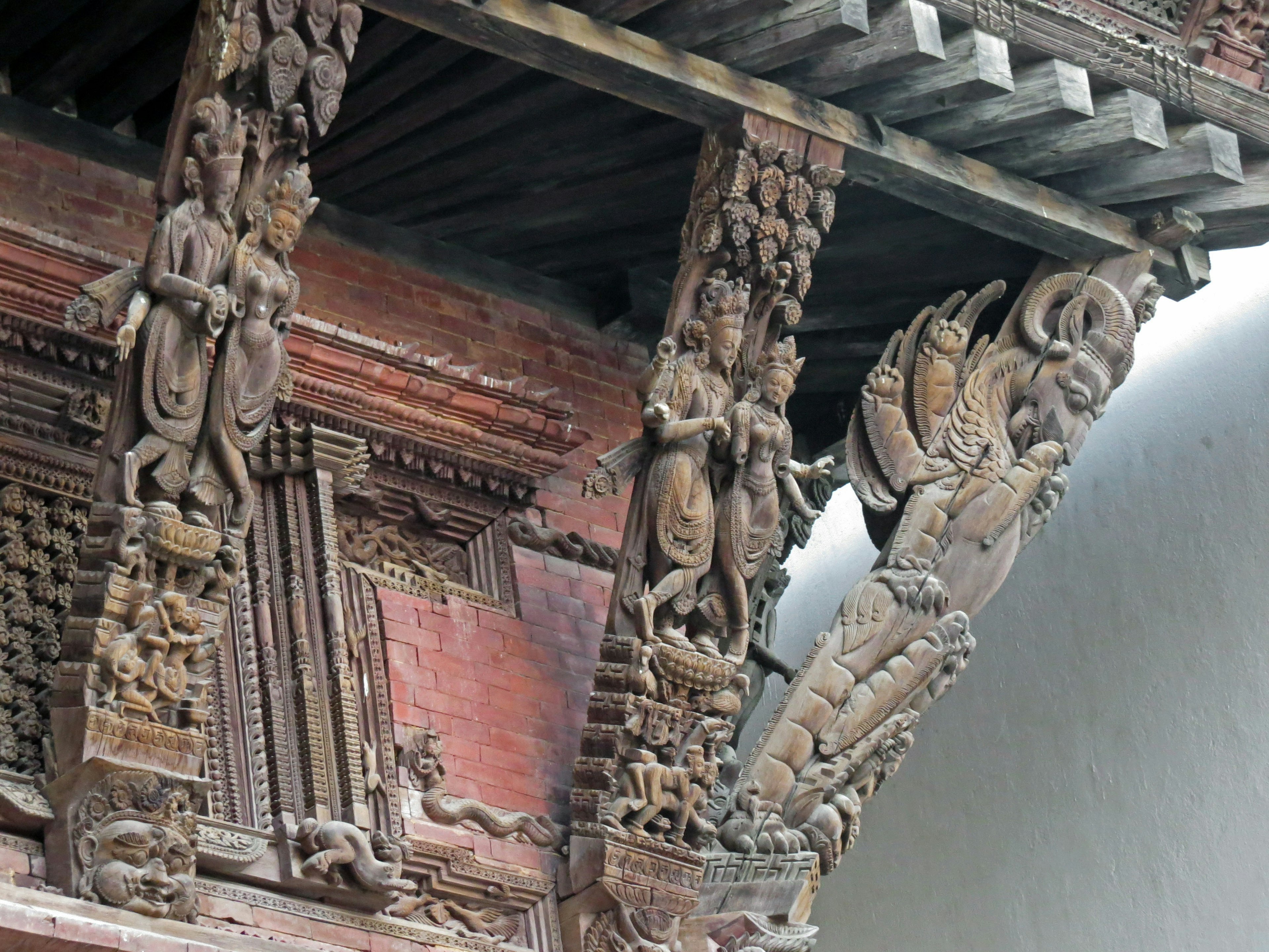 Sculptures en bois détaillées sur le toit d'un bâtiment traditionnel