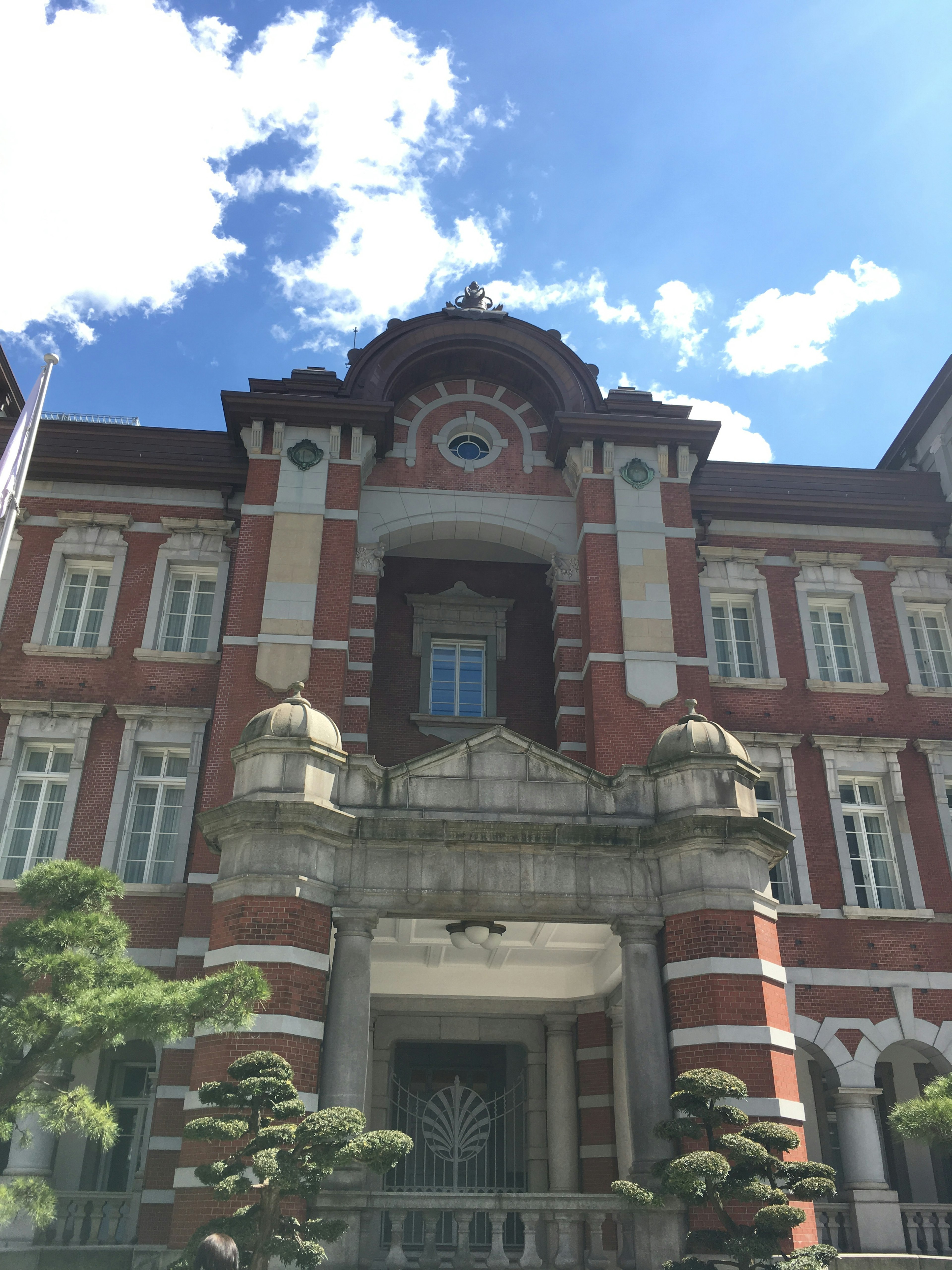 Historisches Backsteingebäude in Tokio vor blauem Himmel