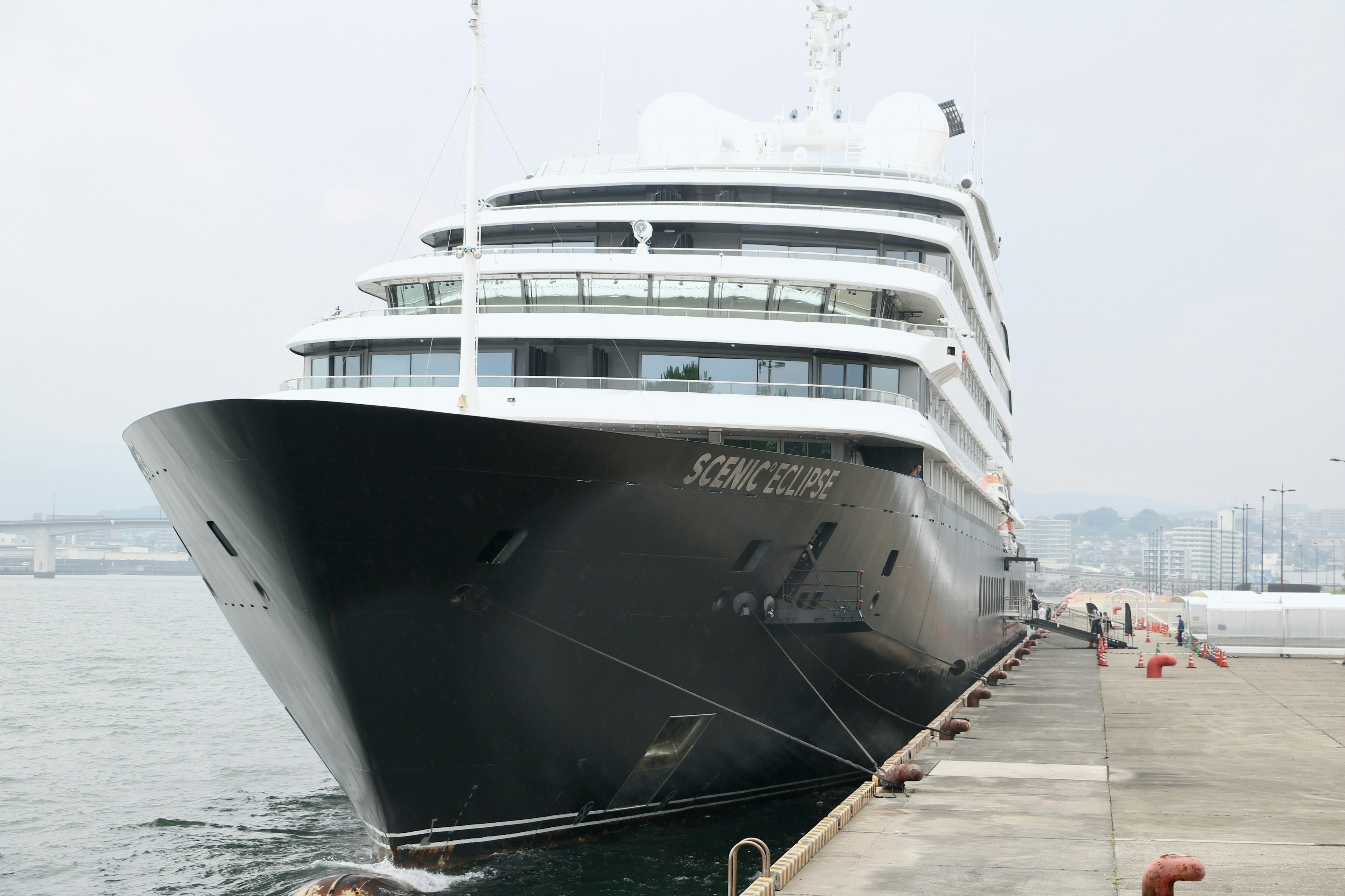 Kapal pesiar besar berlabuh di dermaga