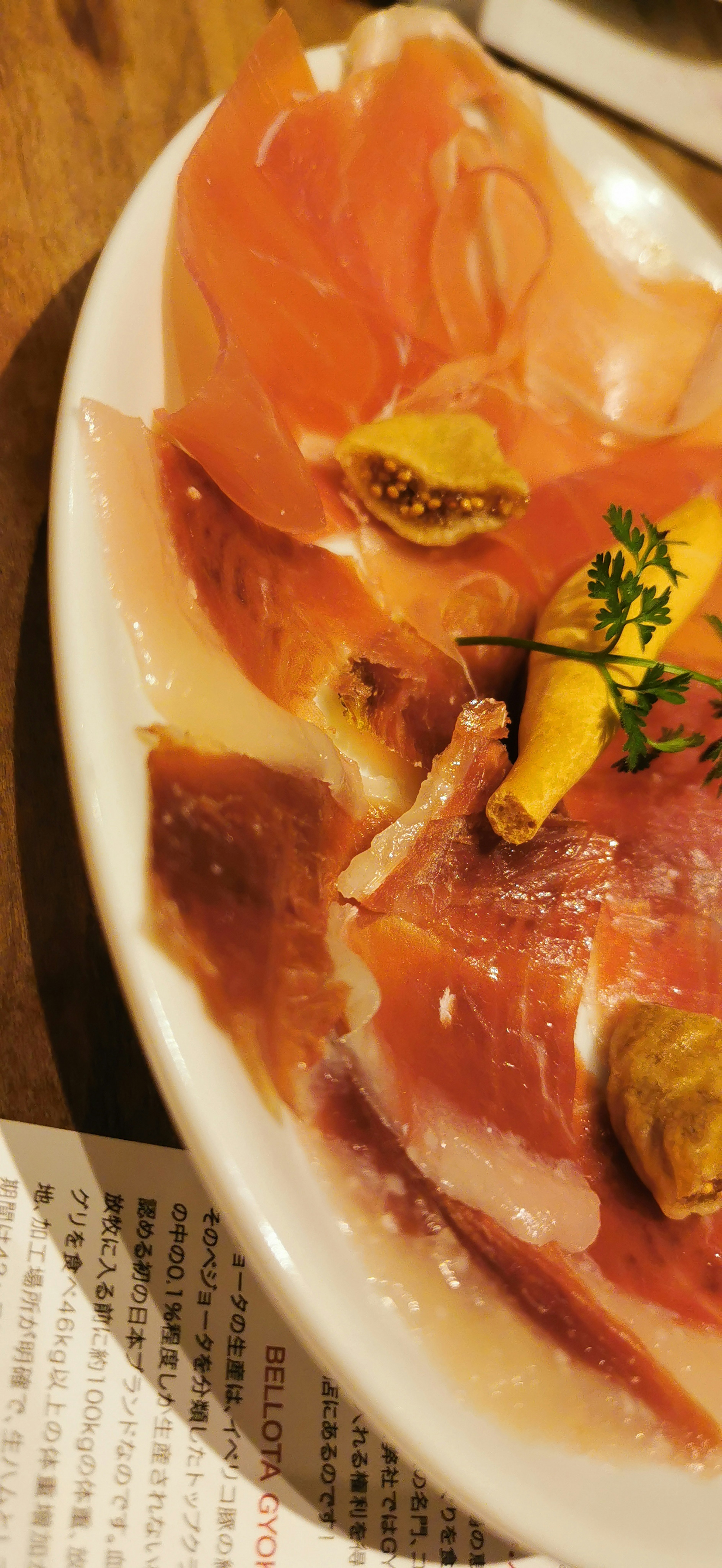 Assiette magnifiquement disposée de prosciutto avec garniture de fleur orange