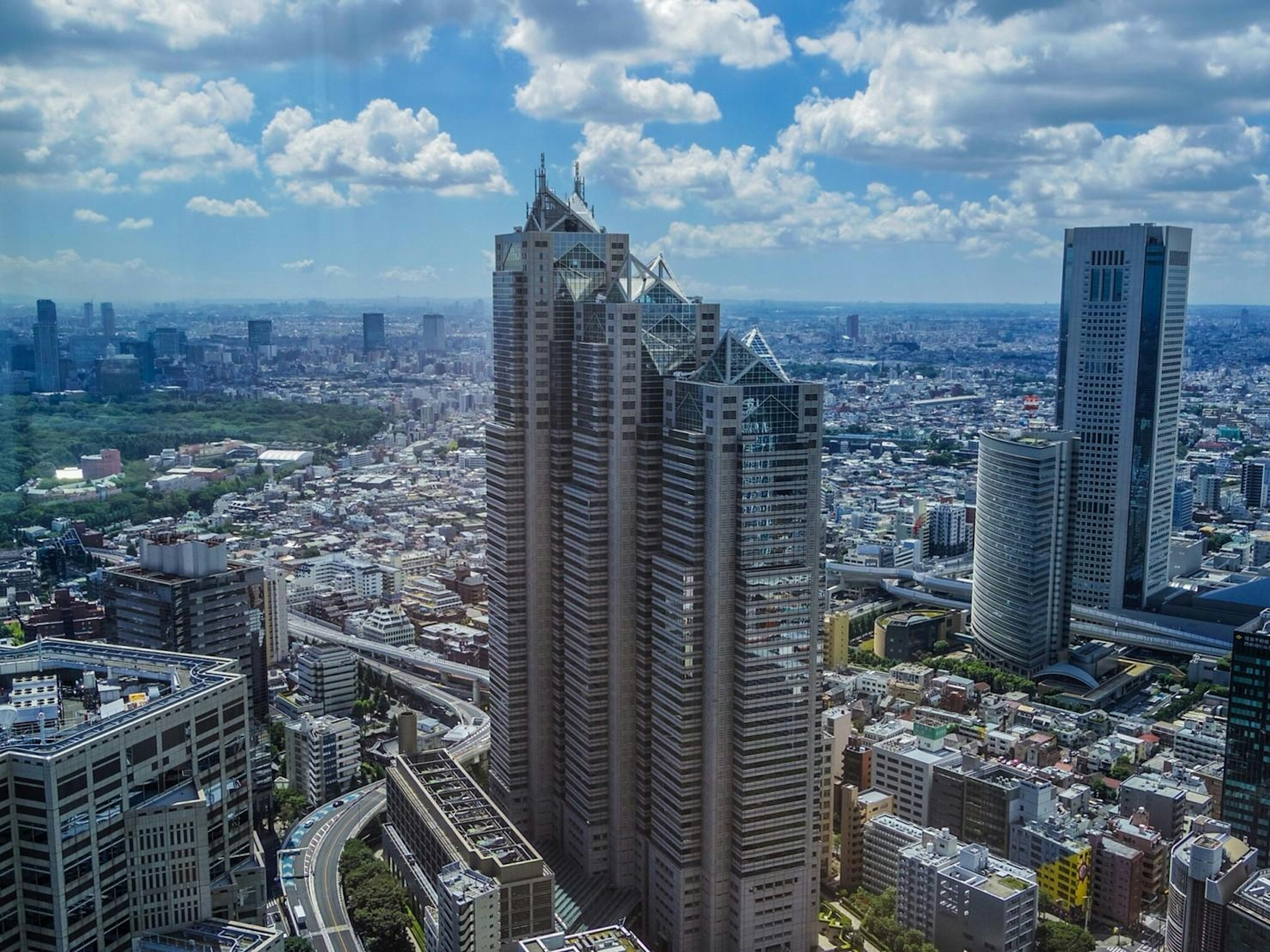 Skyline de Tokyo avec des grands immeubles et ciel bleu