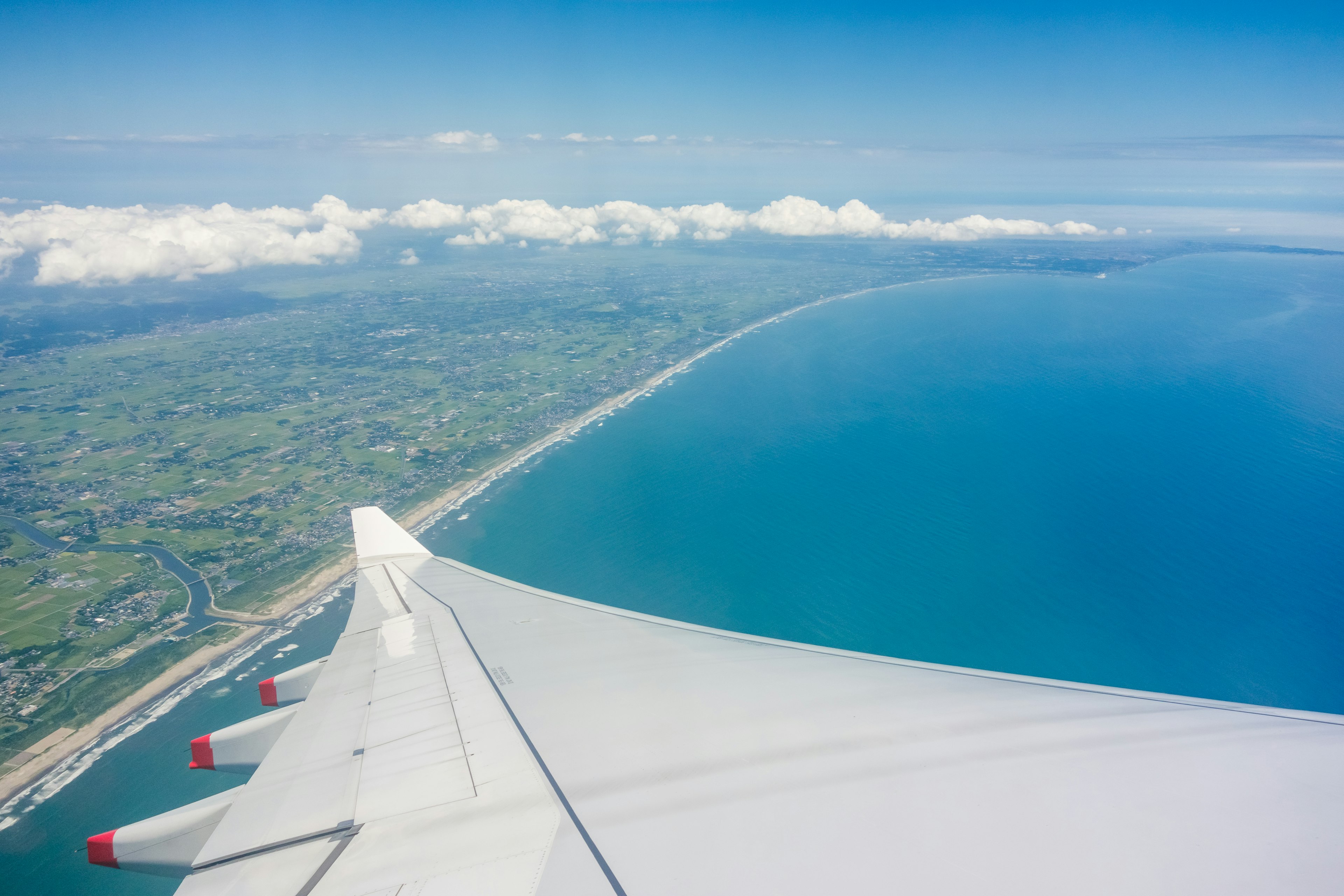 Vista dell'oceano e delle nuvole dall'ala di un aereo