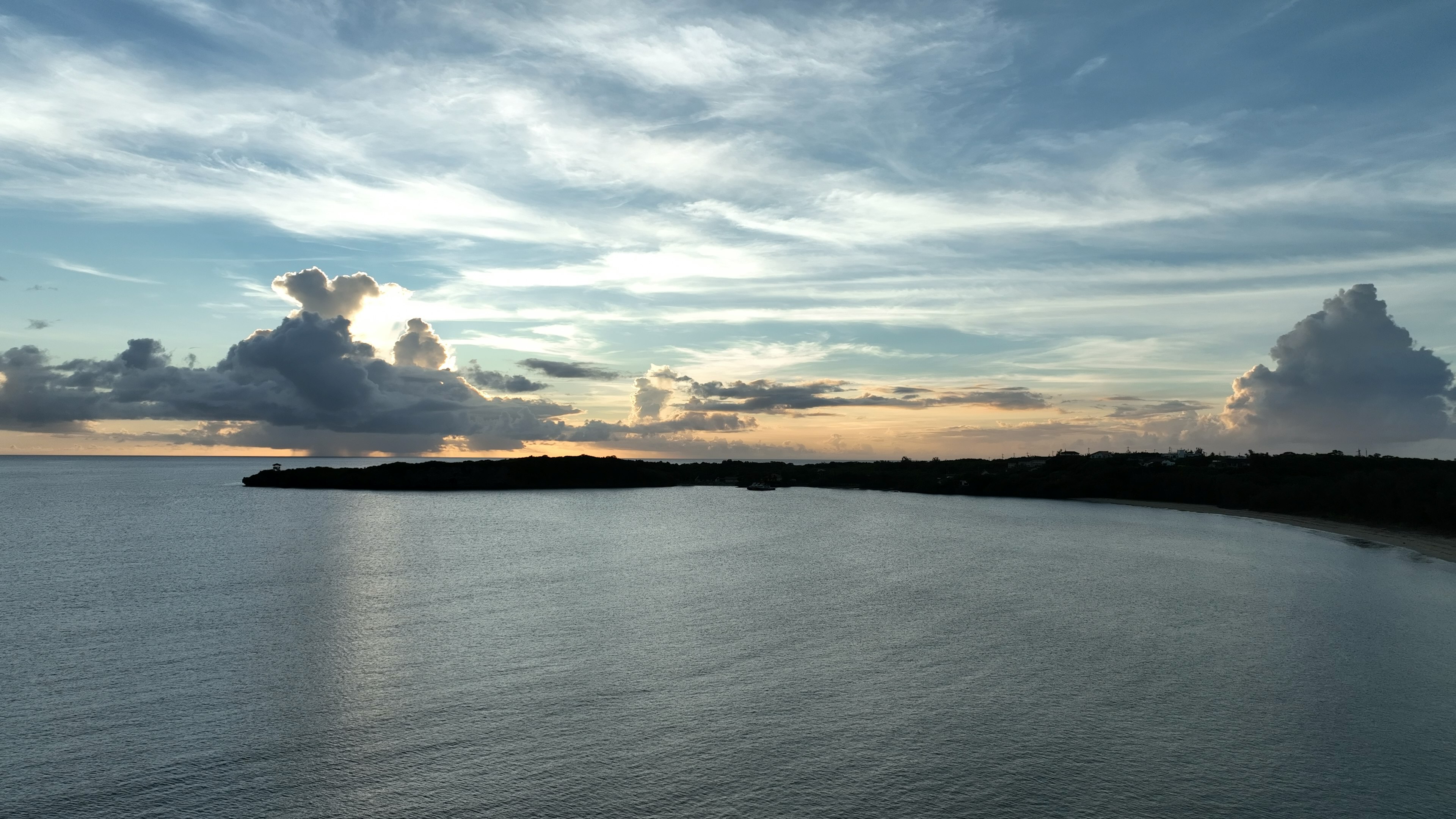 海と雲に囲まれた静かな夕暮れの風景