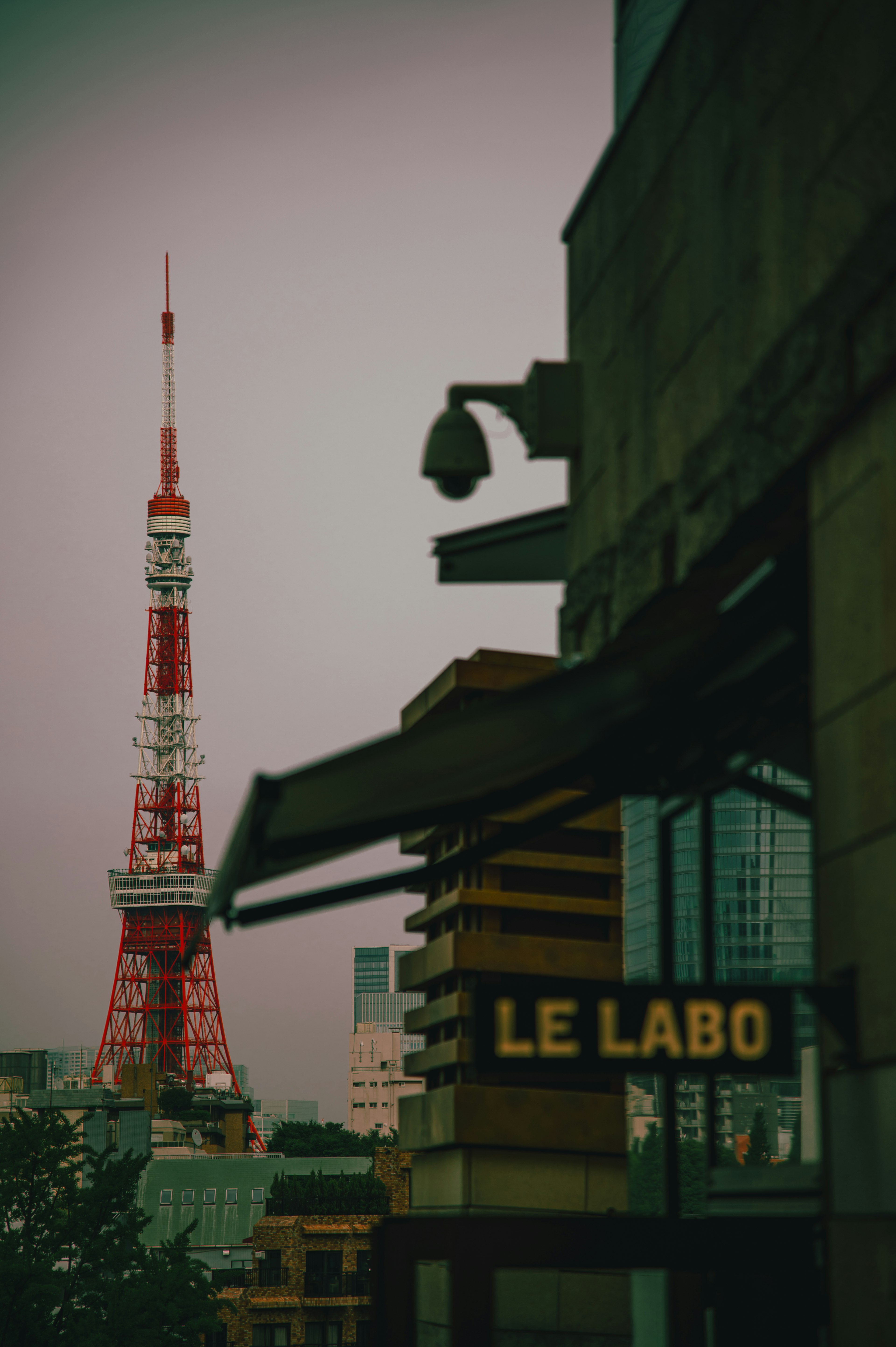 東京タワーとLE LABOの看板が見える街の風景