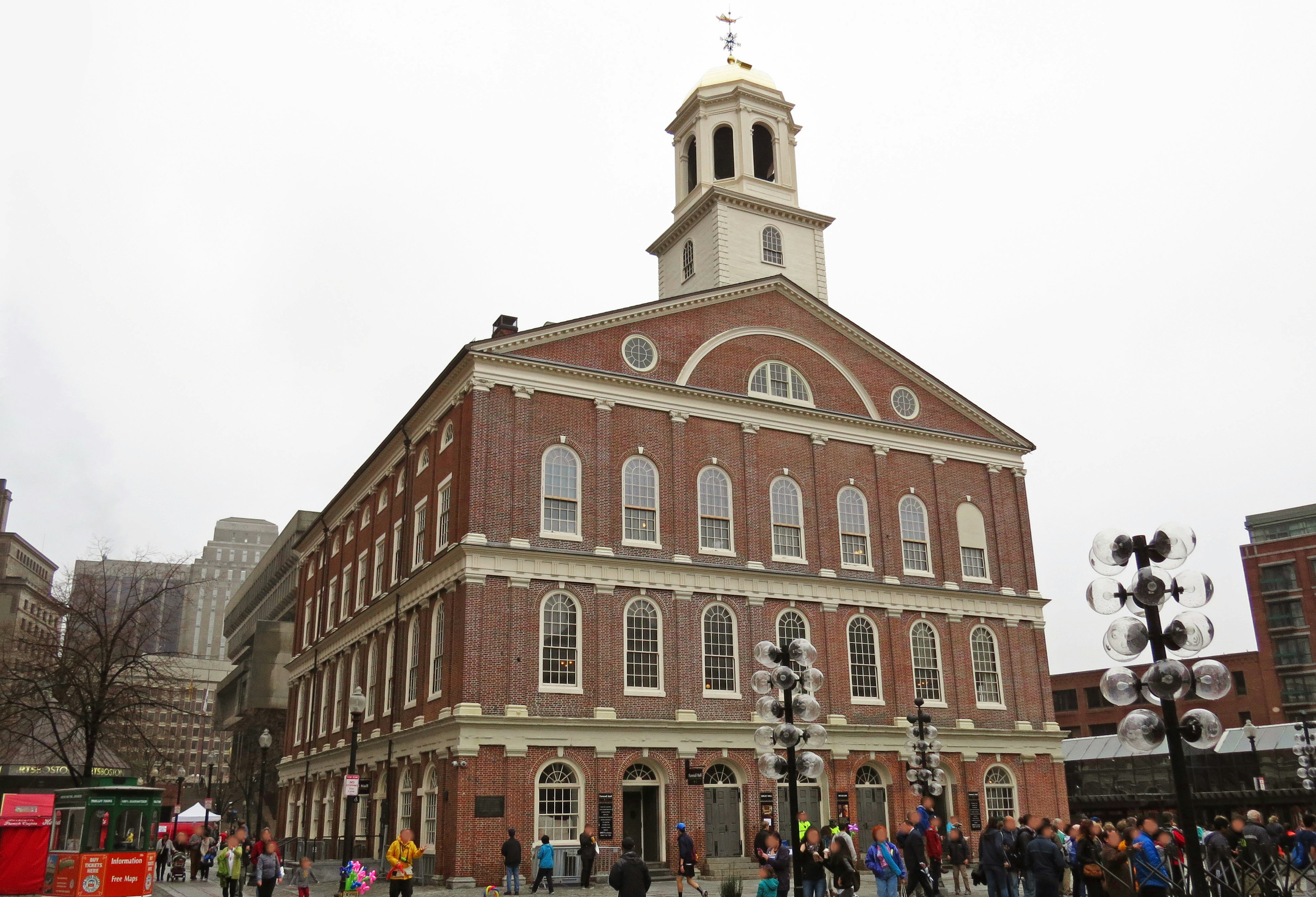 Cảnh bên ngoài Faneuil Hall ở Boston có người tụ tập