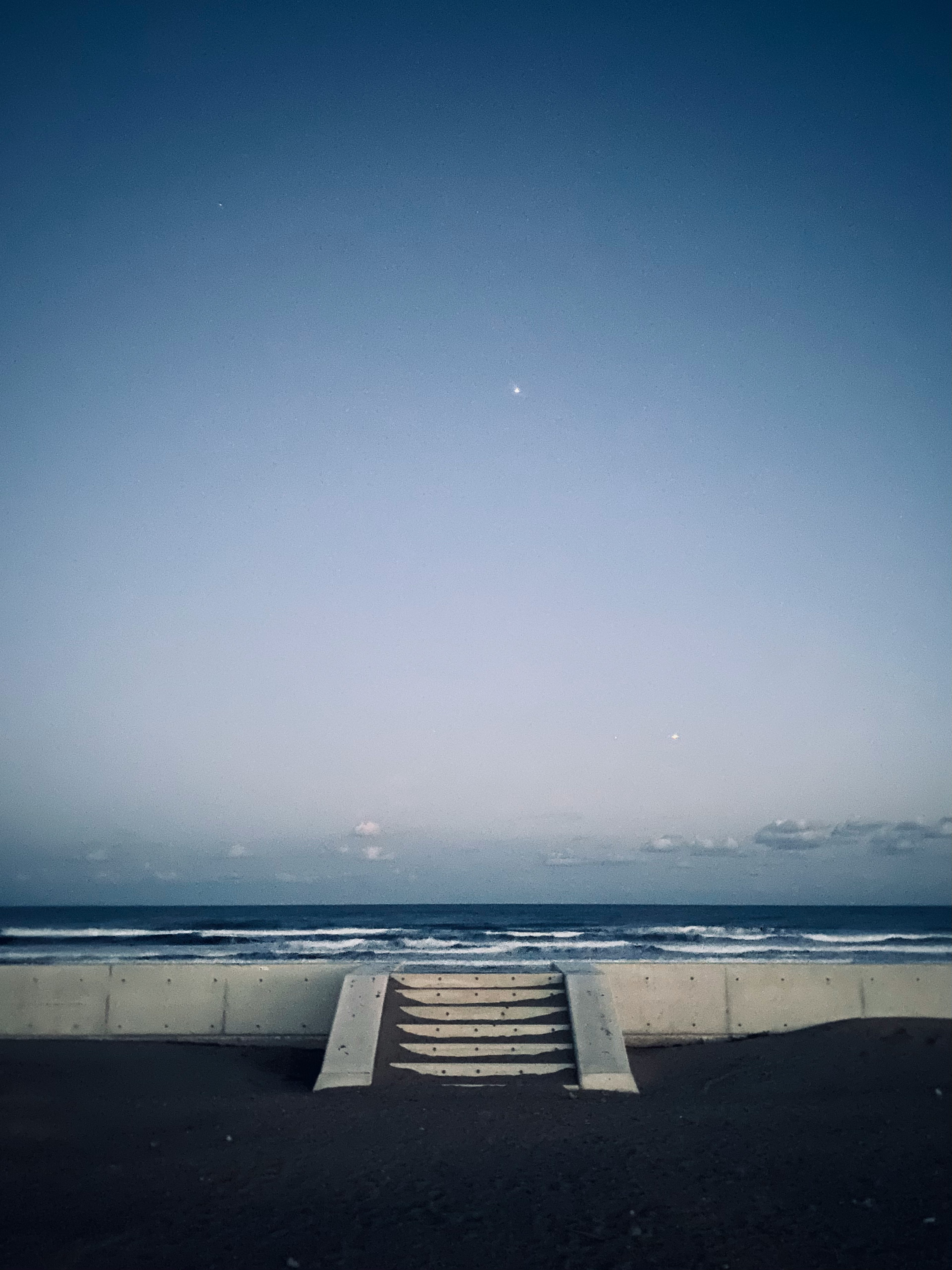 海に向かう階段と青い空の風景