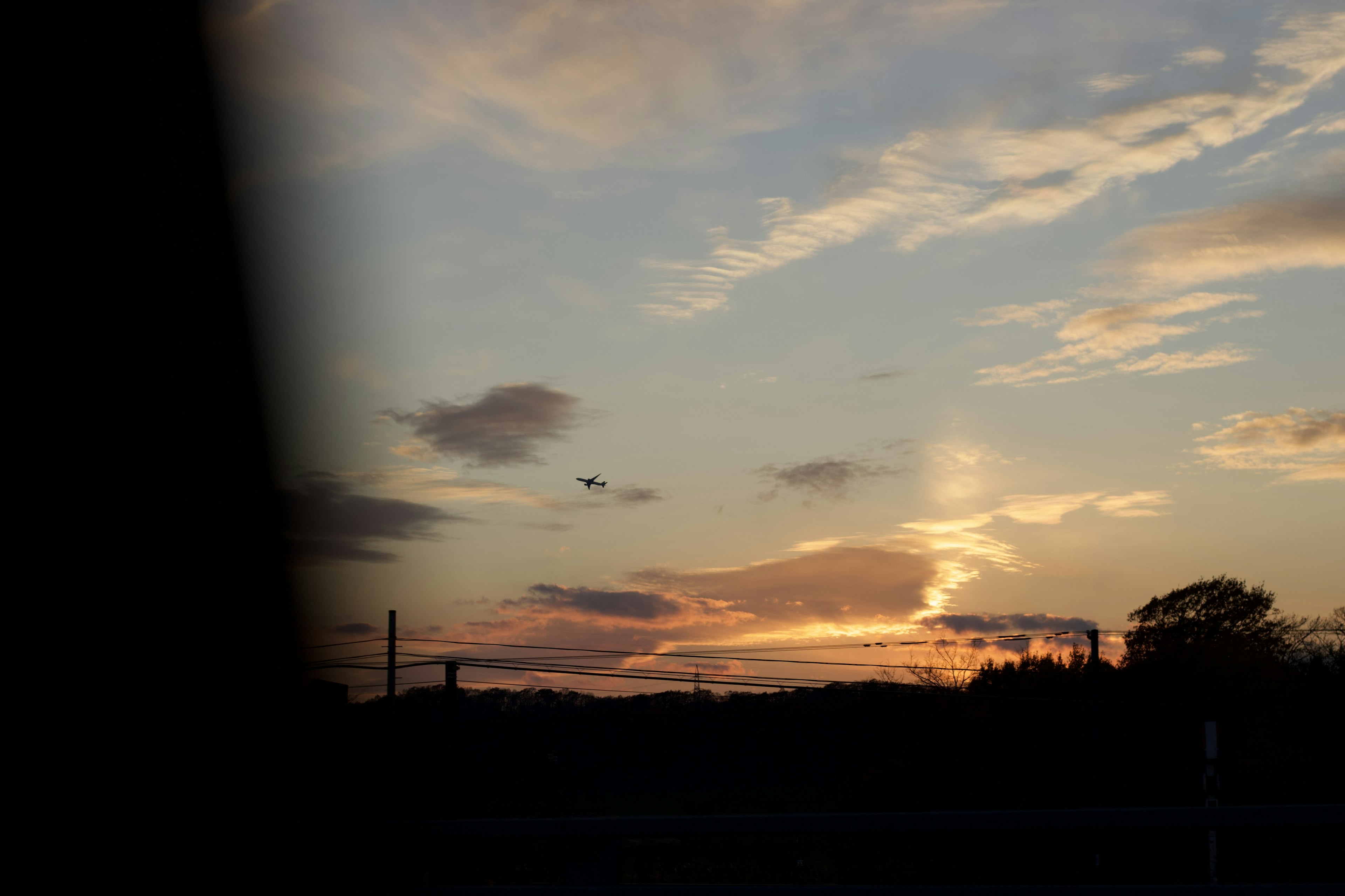 Hermoso cielo al atardecer con siluetas de nubes