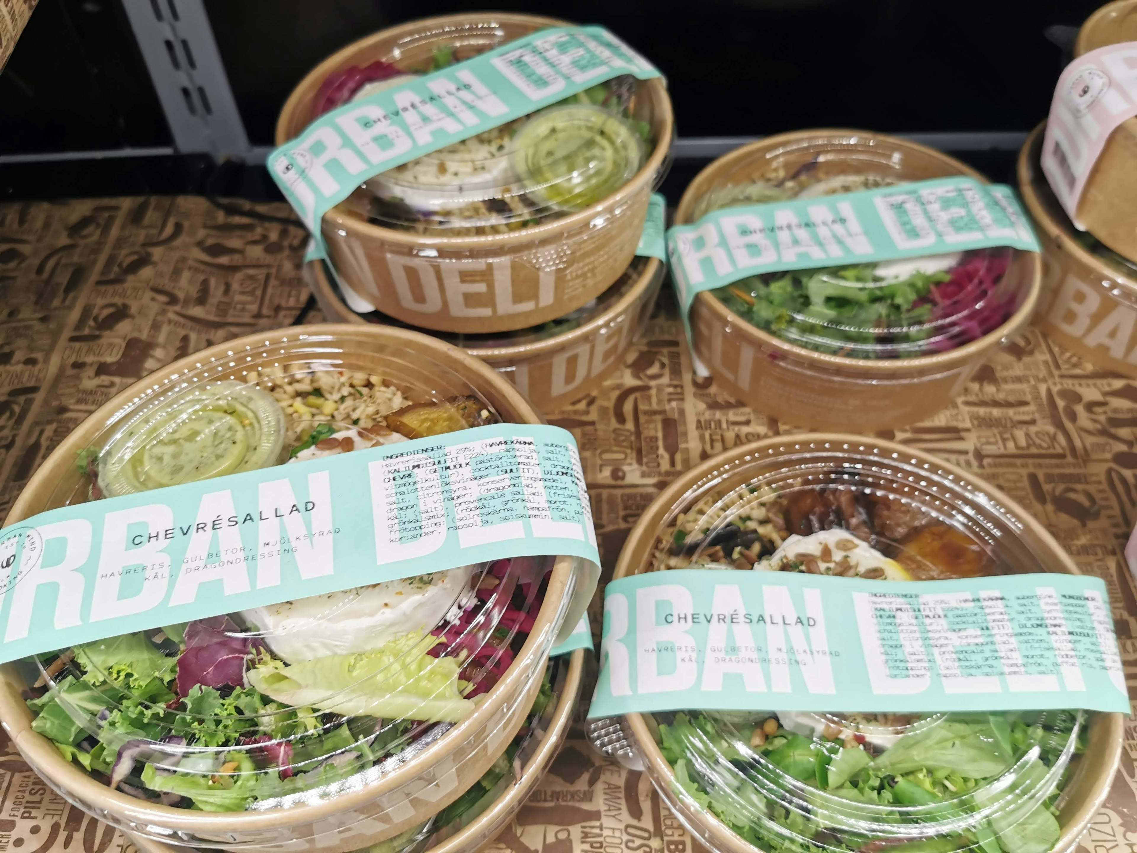 Image de bols de salade avec des étiquettes indiquant URBAN DELI