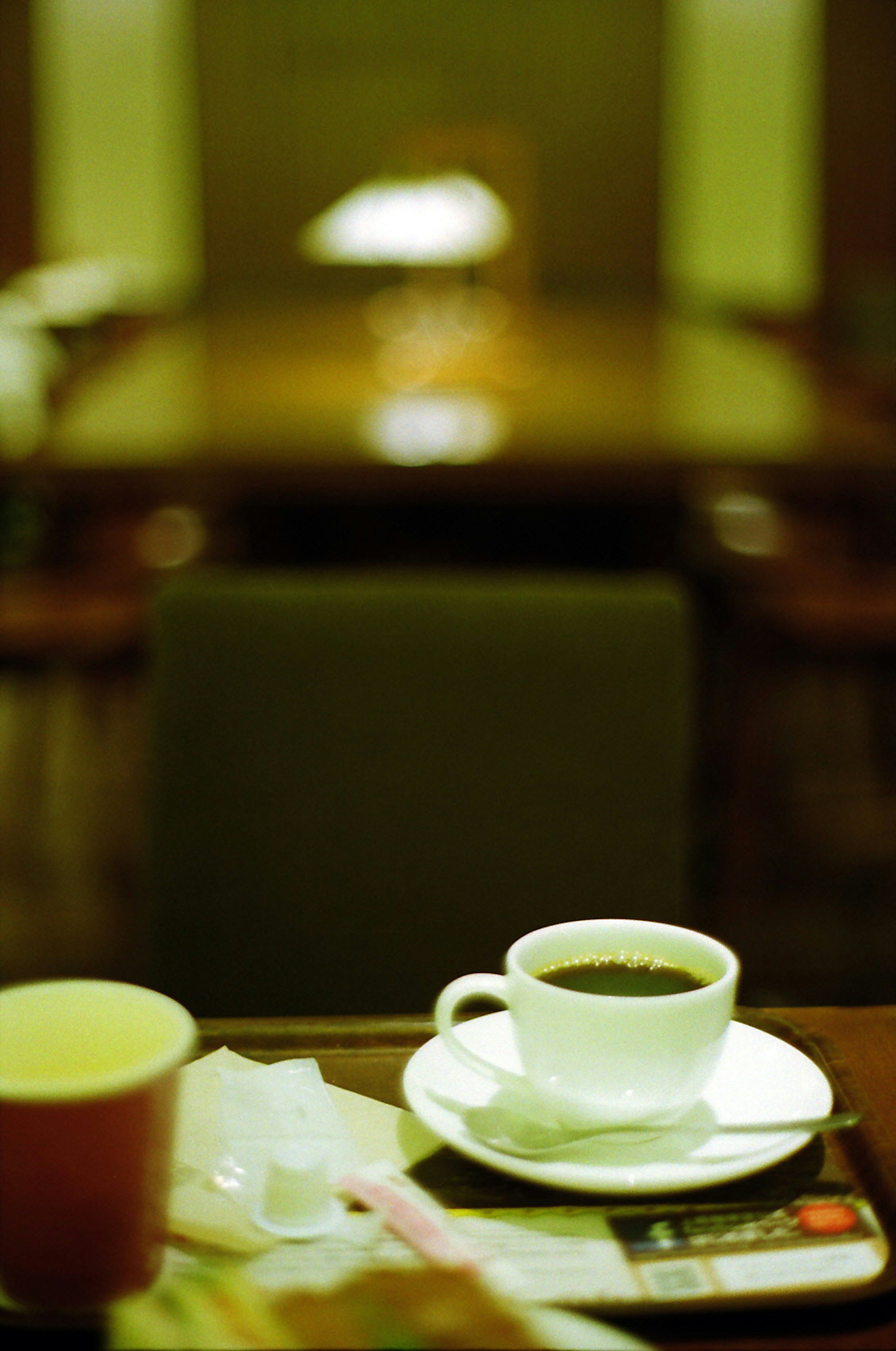 Tazza di caffè e tazzina su un tavolo in un interno di caffè