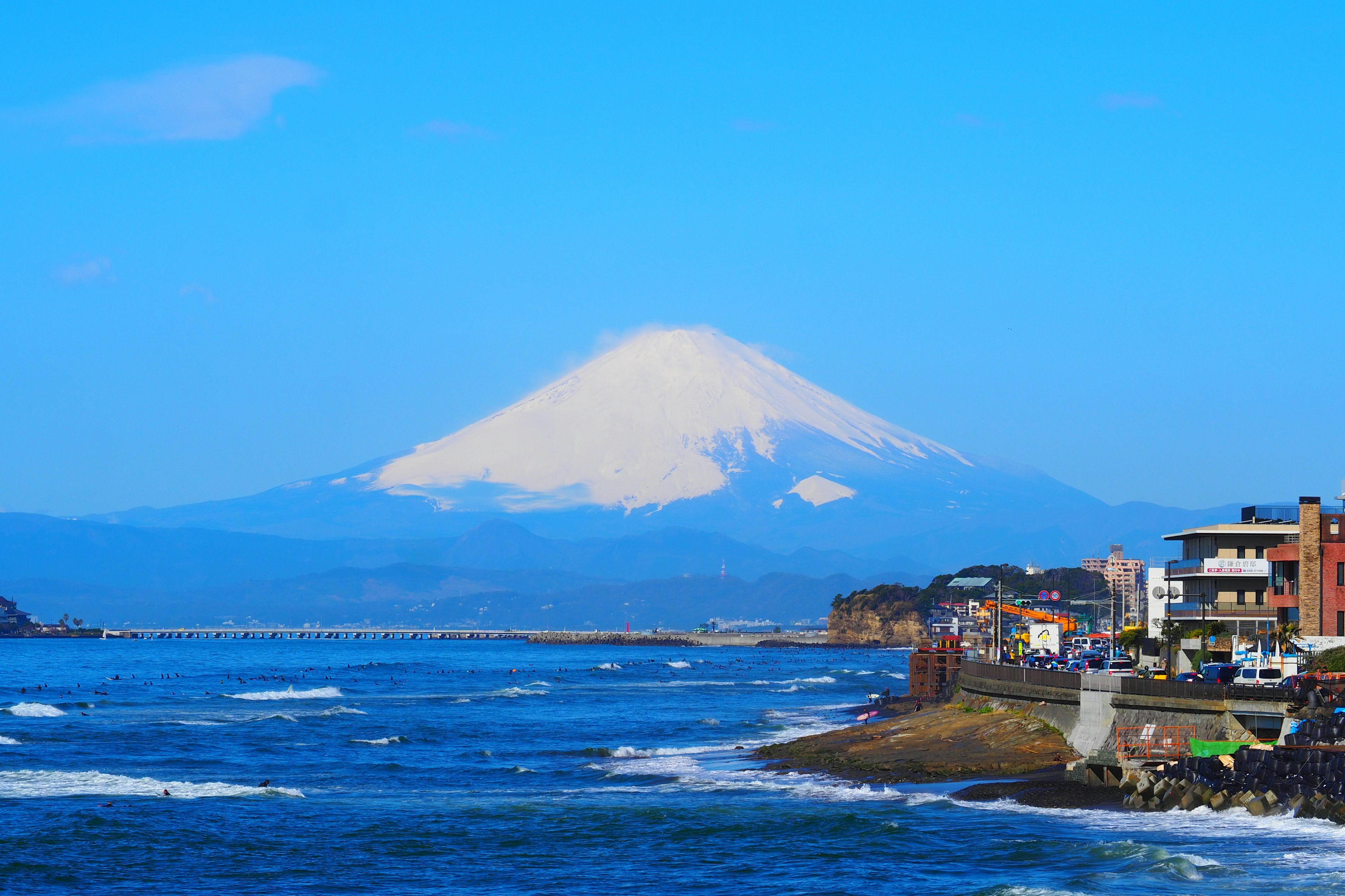 藍天背景下的富士山與海岸風景