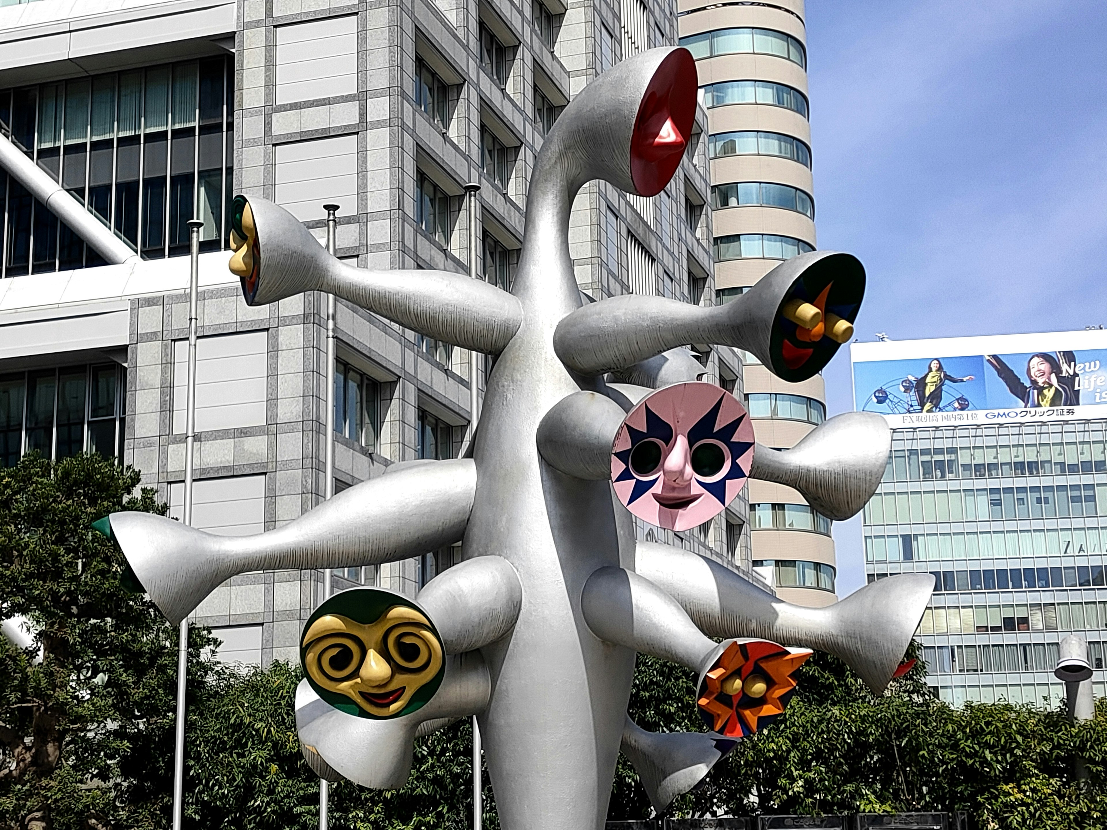 Escultura blanca con diseños de caras caprichosas