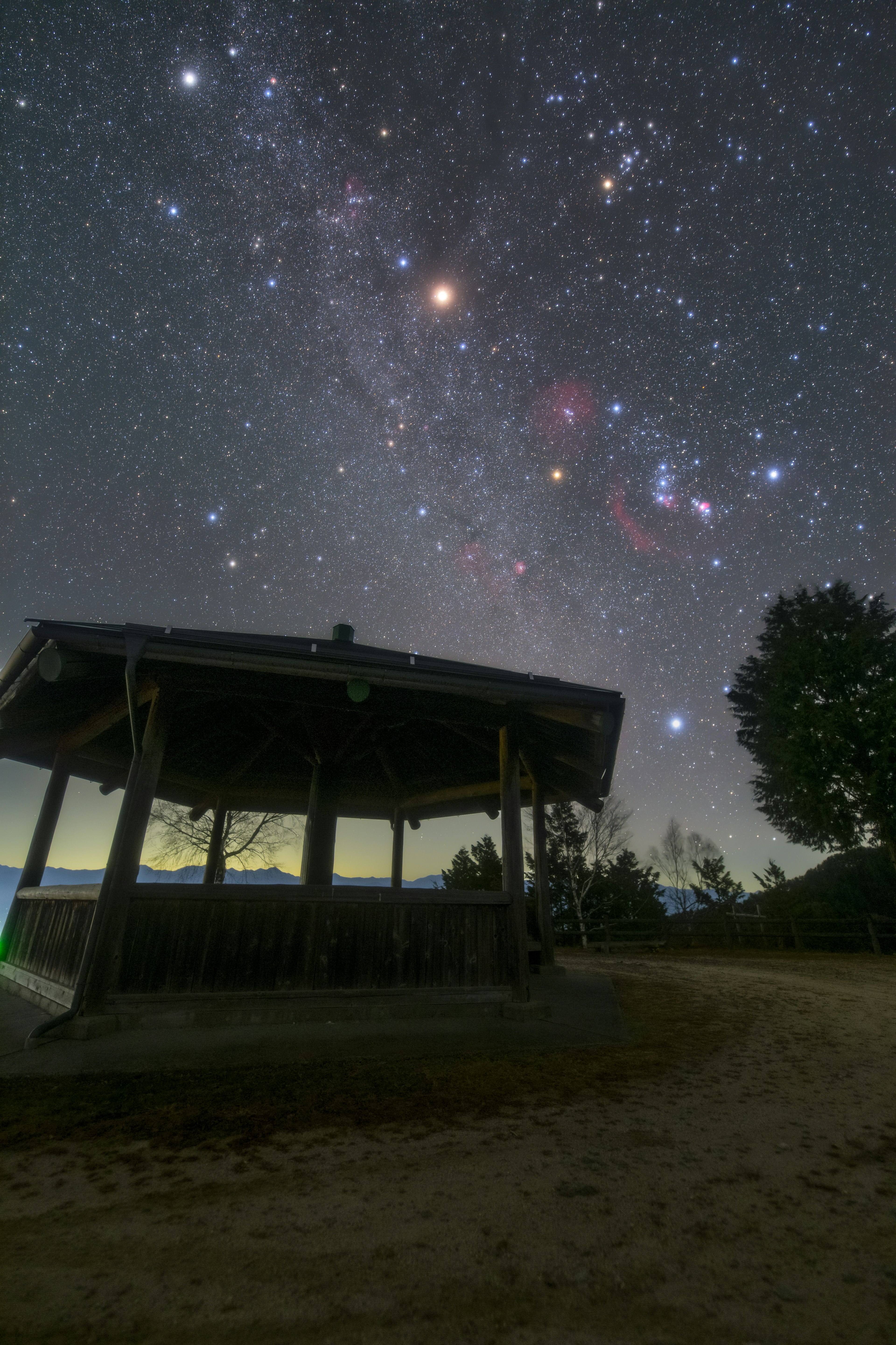 Pavillon unter einem sternenklaren Himmel mit umliegender Natur