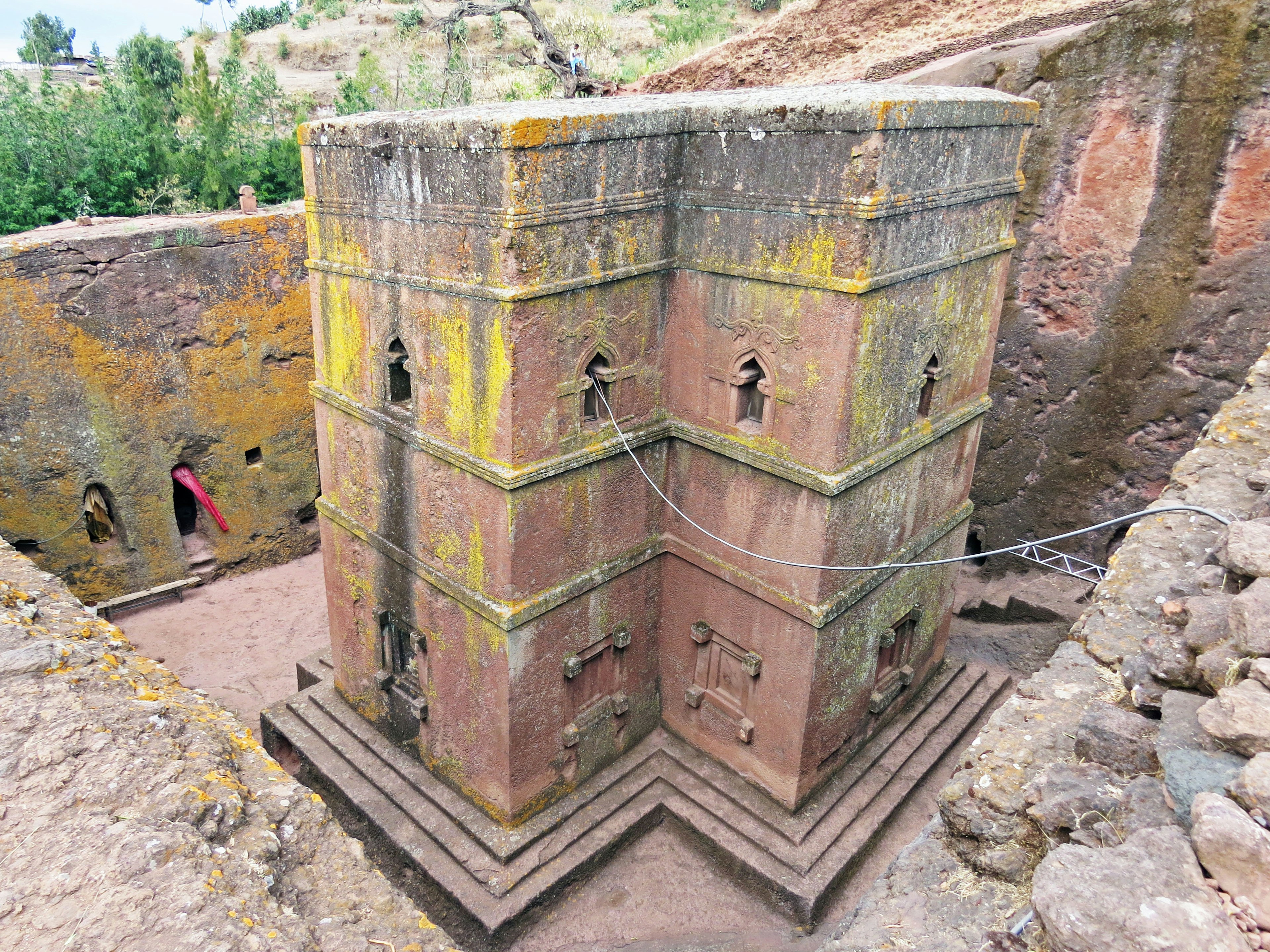 Parte di una chiesa scolpita nella roccia a Lalibela in Etiopia con paesaggio circostante