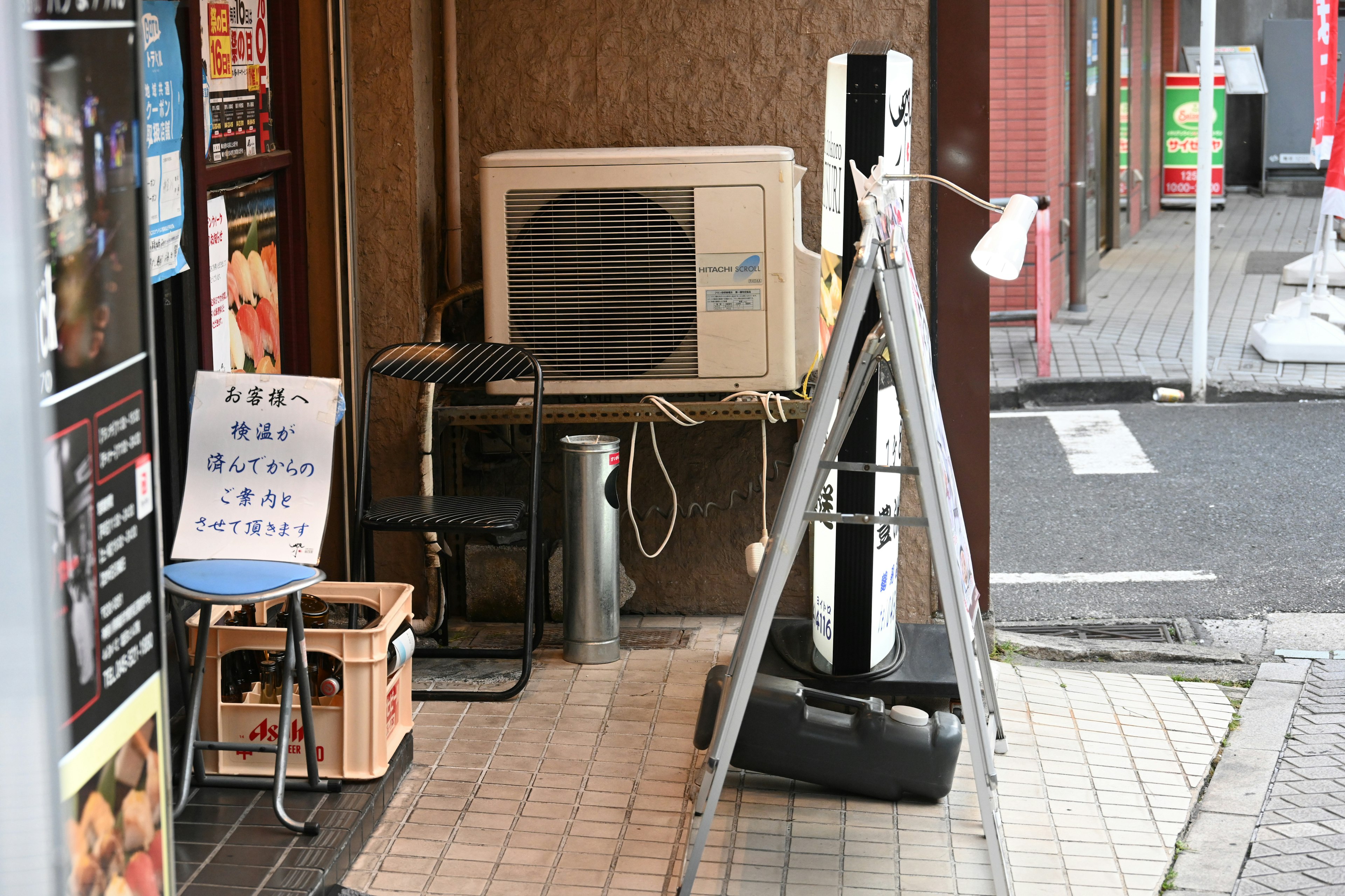 Una scena con una vecchia televisione e una sedia all'esterno di un negozio