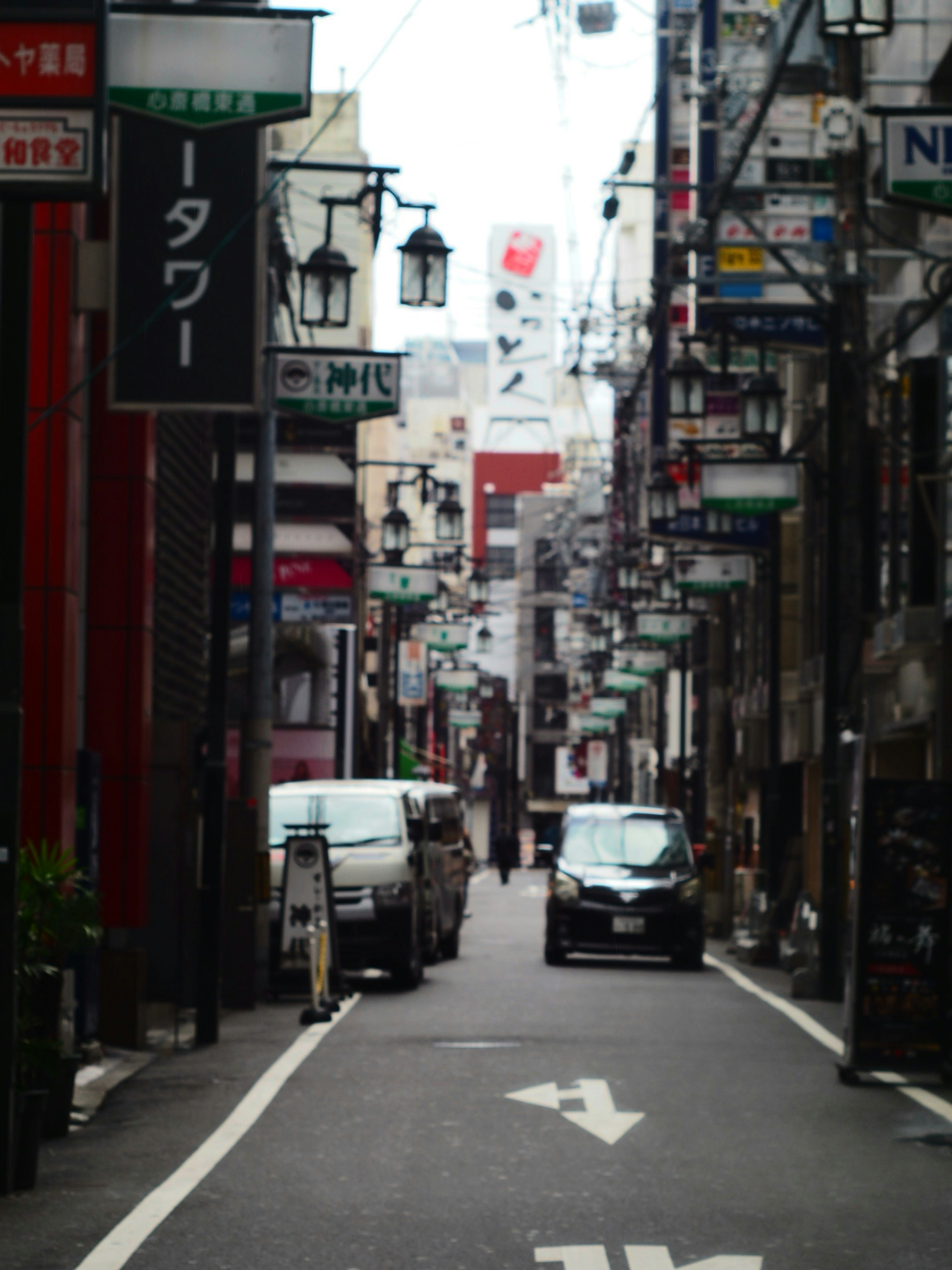 狹窄街道兩旁是商店和路燈