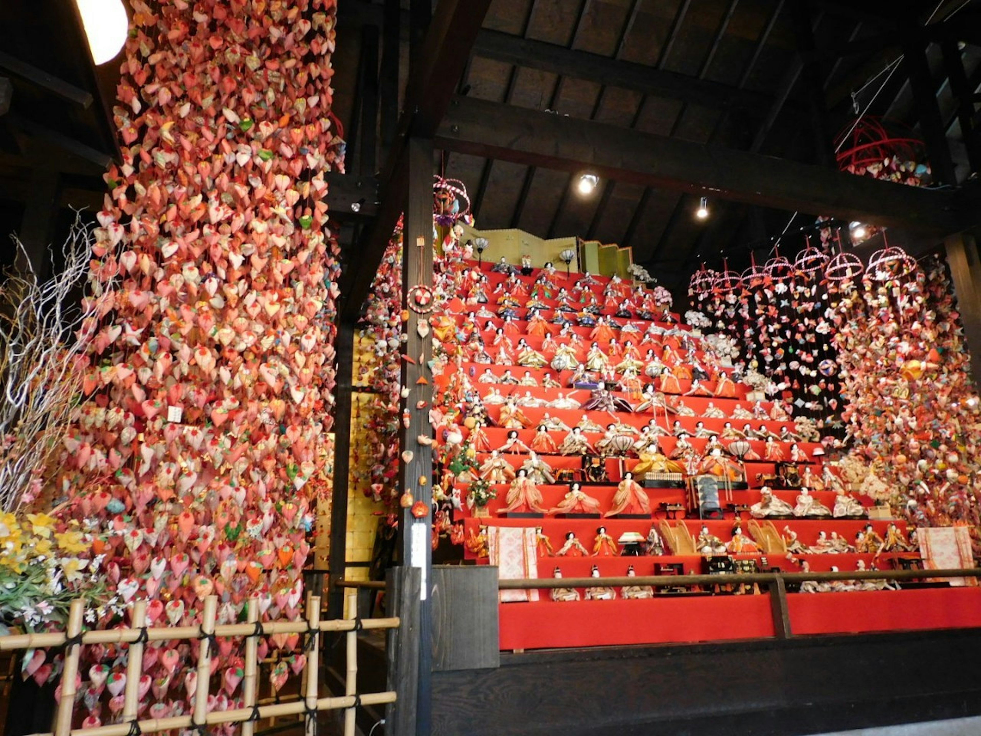 Exposition de festival japonais traditionnel avec des décorations rouges et des poupées