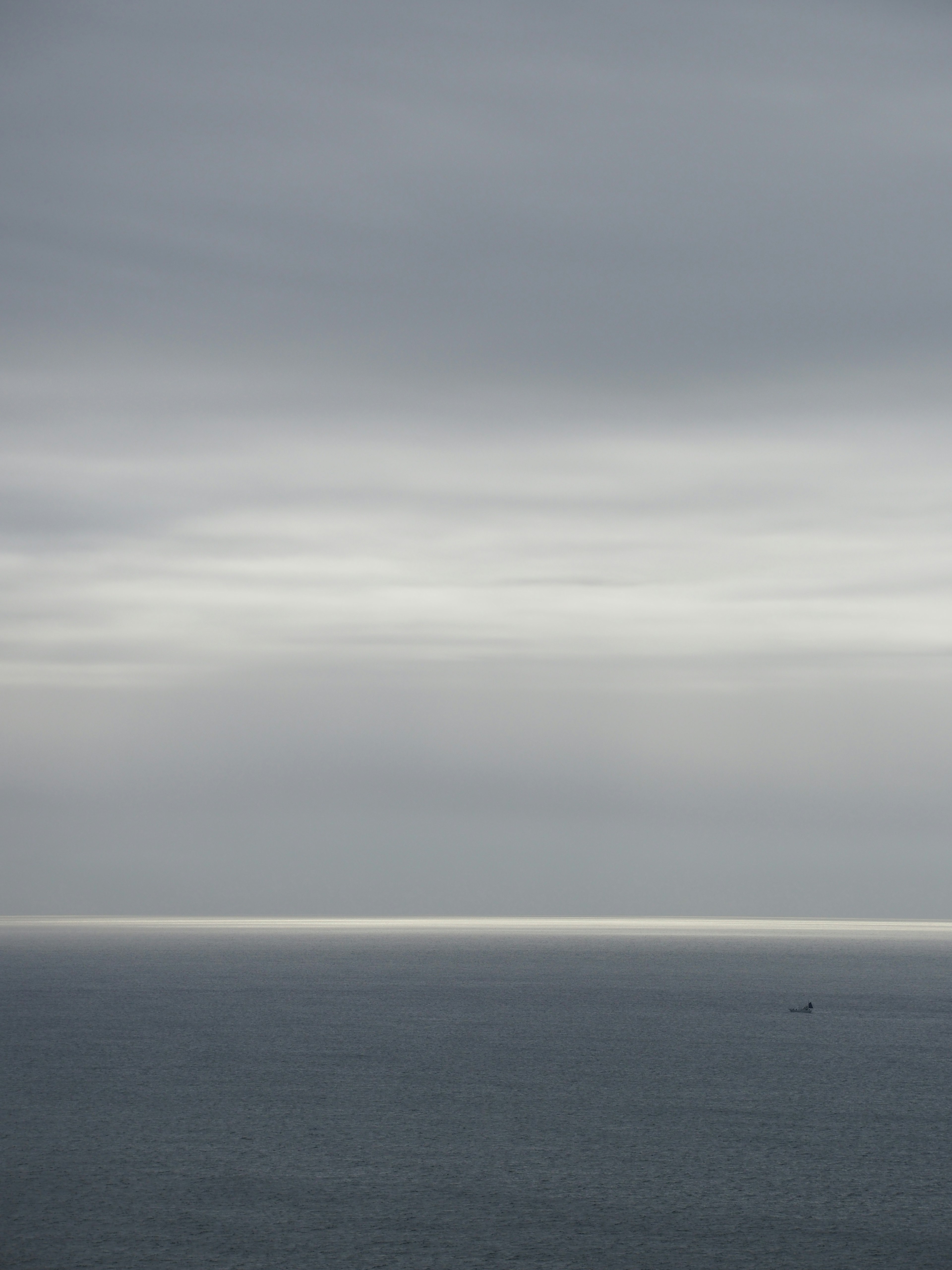 Ruhige Ozeansicht unter einem bewölkten Himmel