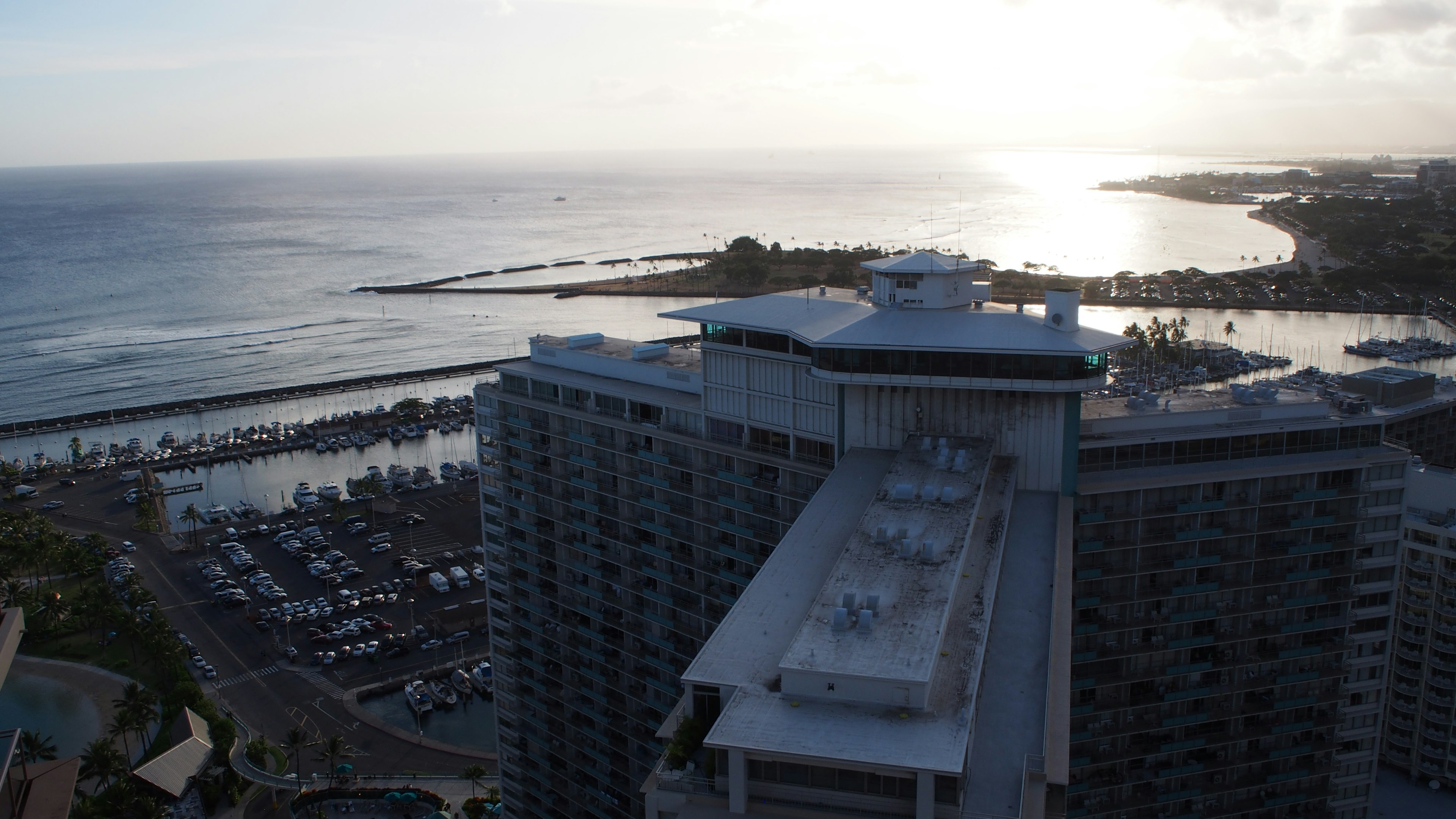 Vista aerea del mare e del porto turistico da un grattacielo