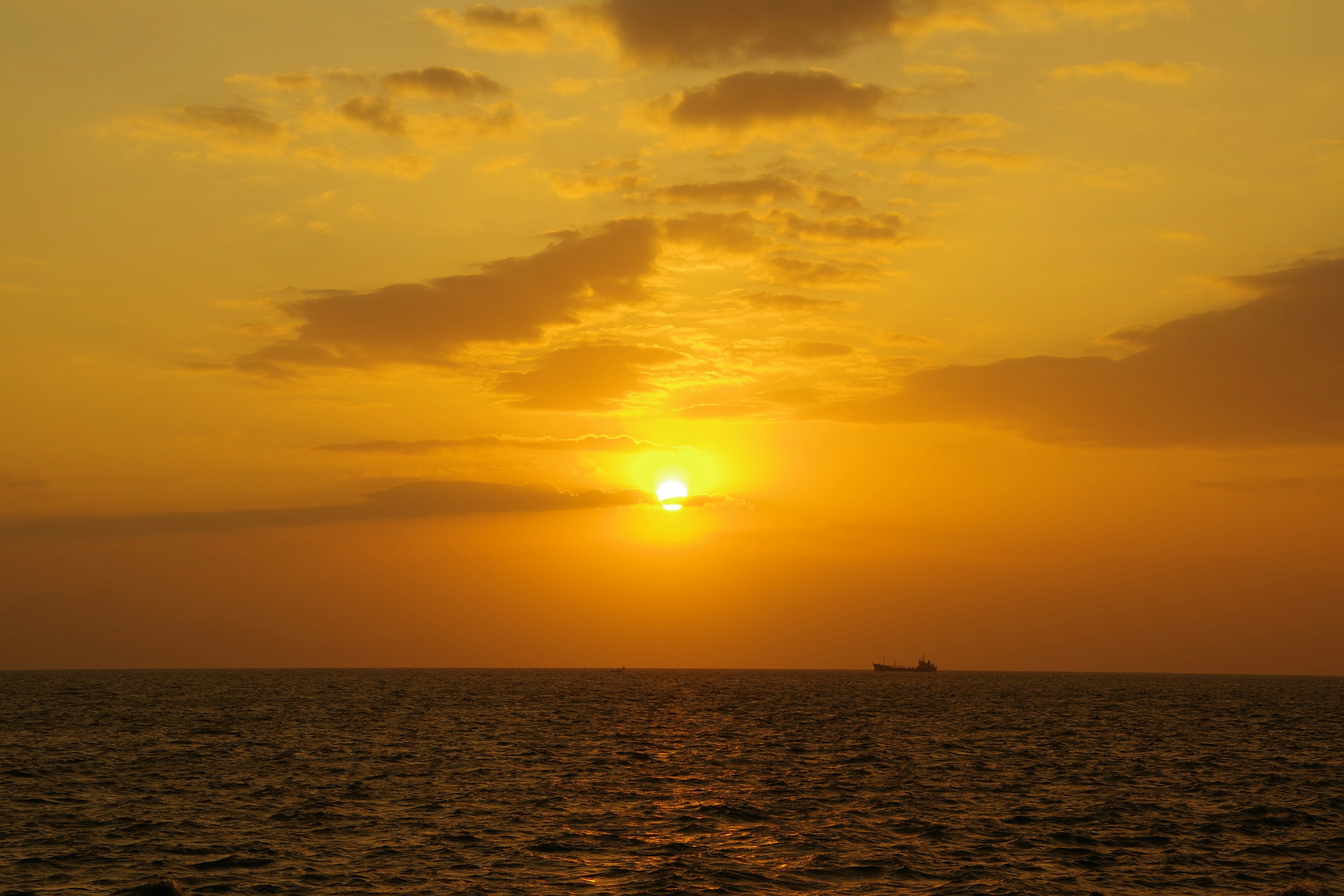 Schöne Landschaft des Sonnenuntergangs über dem Ozean