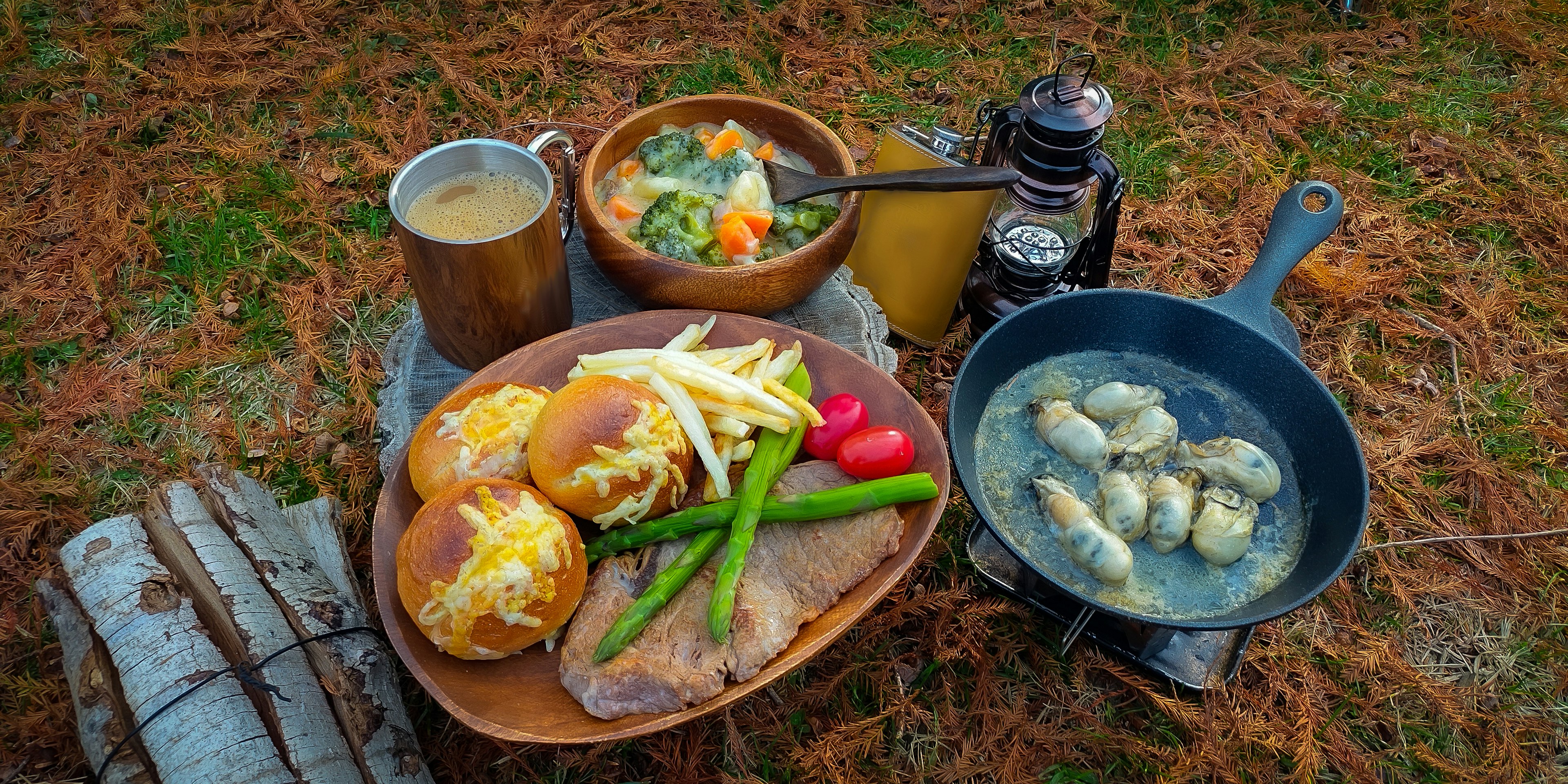 Comida de camping con un plato de verduras y carne, dumplings friéndose en una sartén, configuración de mesa al aire libre