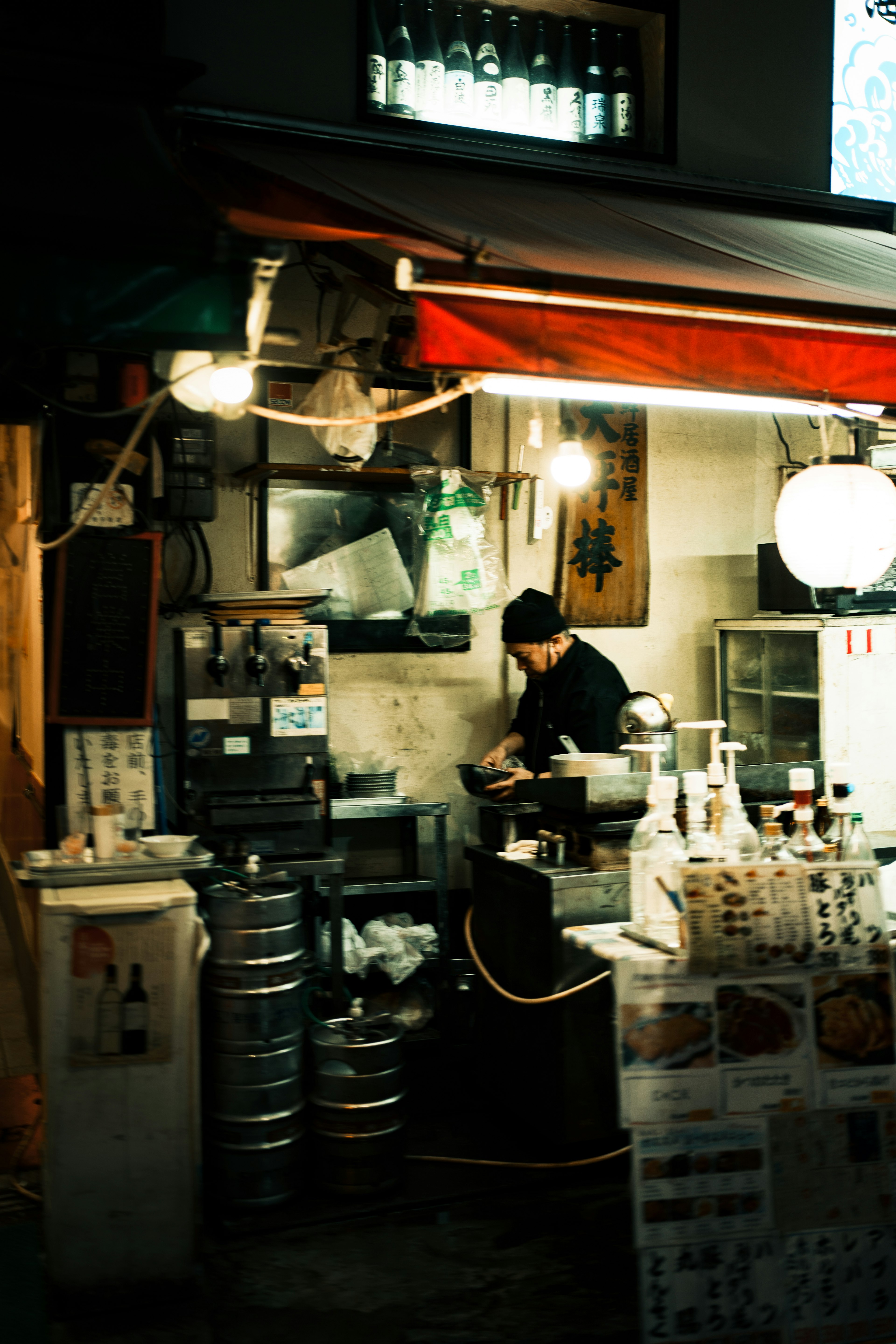 居酒屋の厨房で料理をするシェフの姿