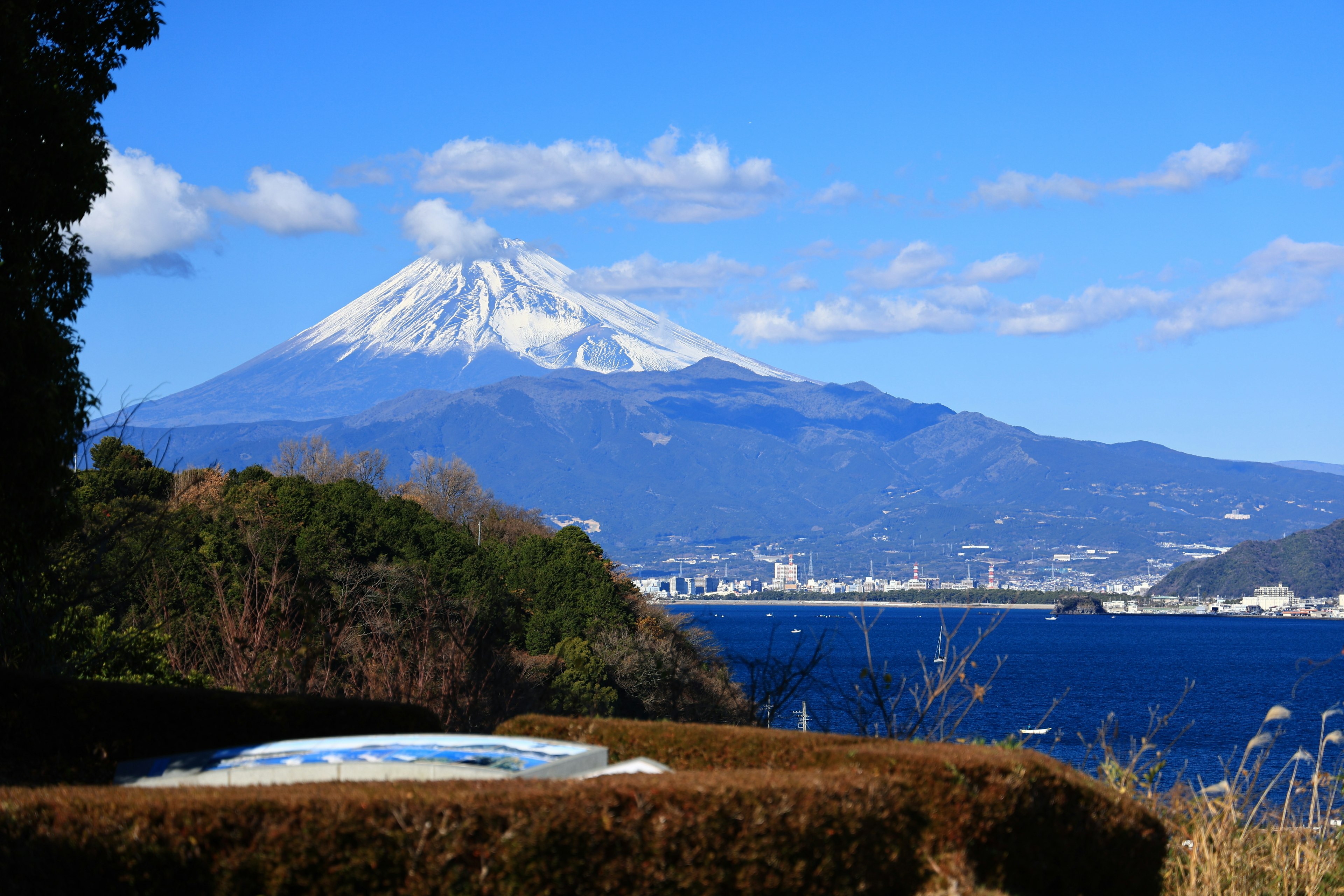 Malersicher Blick auf den Fuji mit blauem Himmel und Ozean im Hintergrund