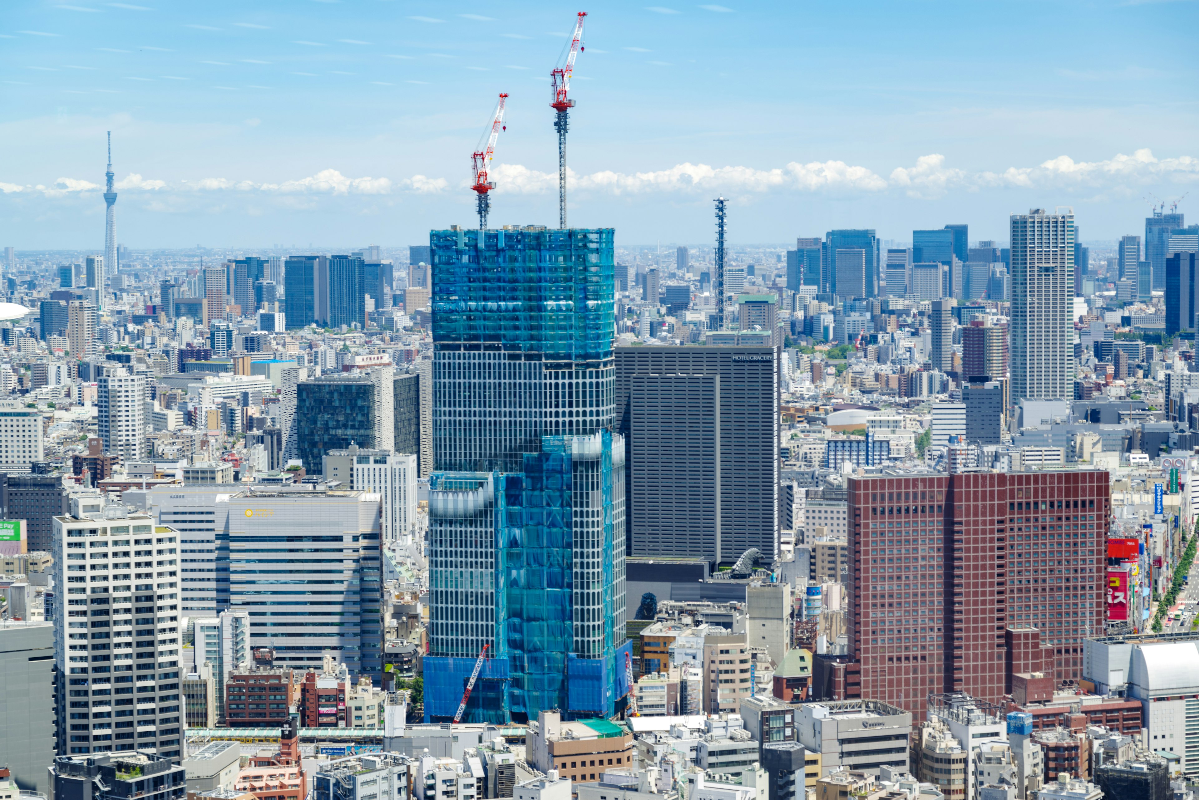 Vista panorámica de los rascacielos de Tokio con un nuevo edificio en construcción