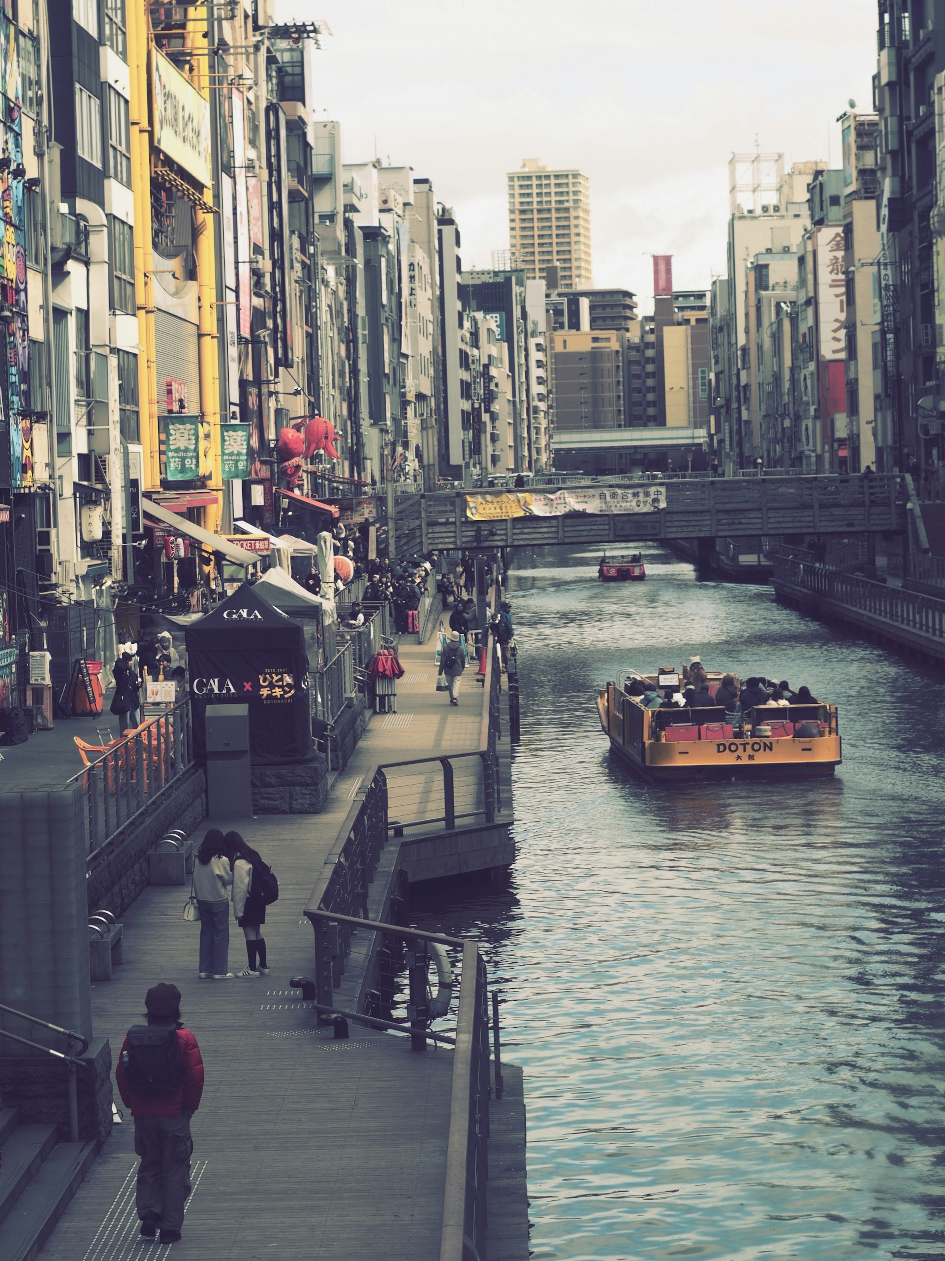 運河沿いの都市風景とボート